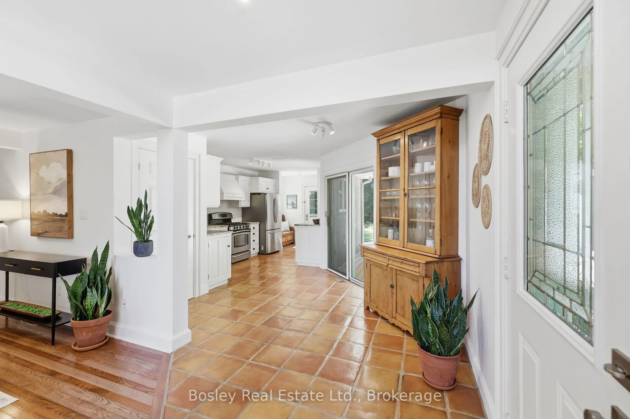 164 Bay Street W