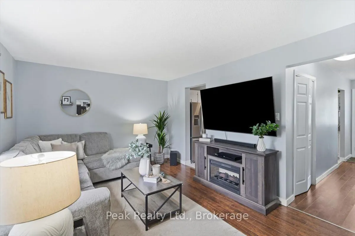 1673 Applewood Crescent