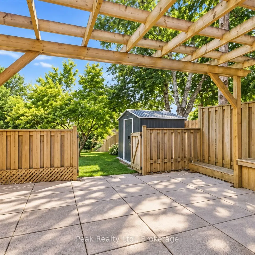 1673 Applewood Crescent