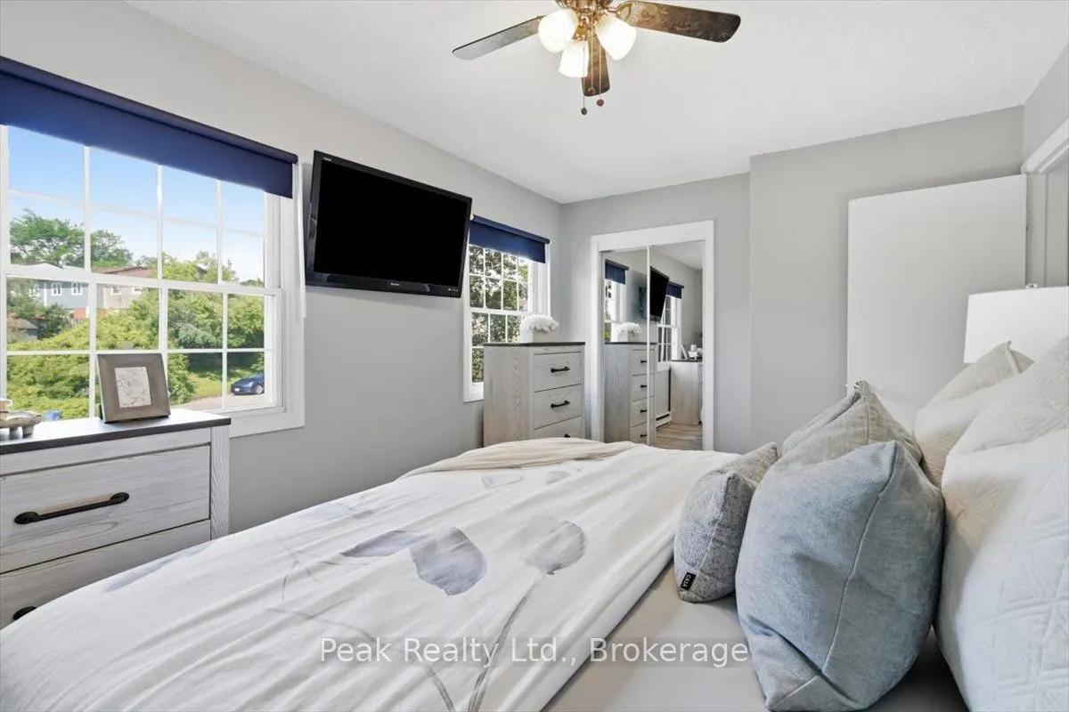 1673 Applewood Crescent