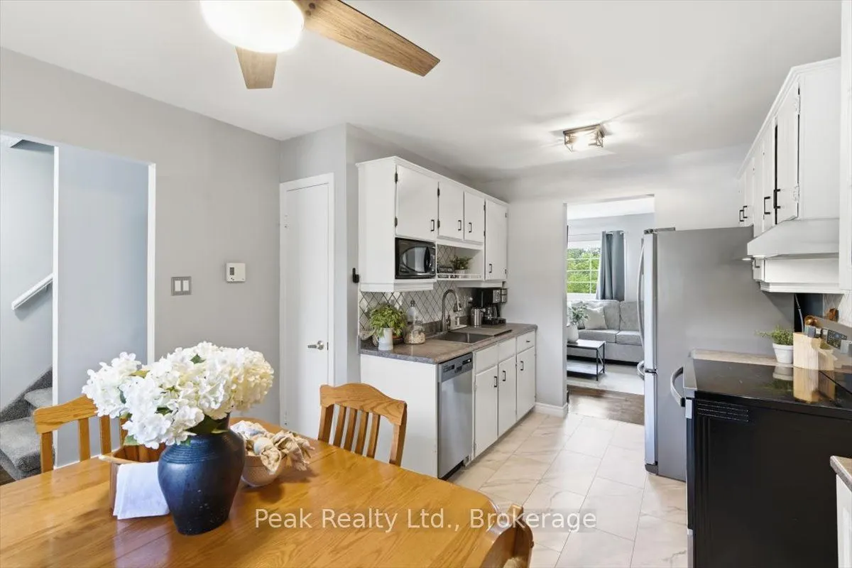 1673 Applewood Crescent