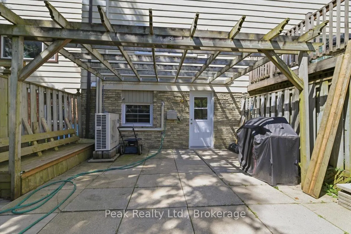 1673 Applewood Crescent