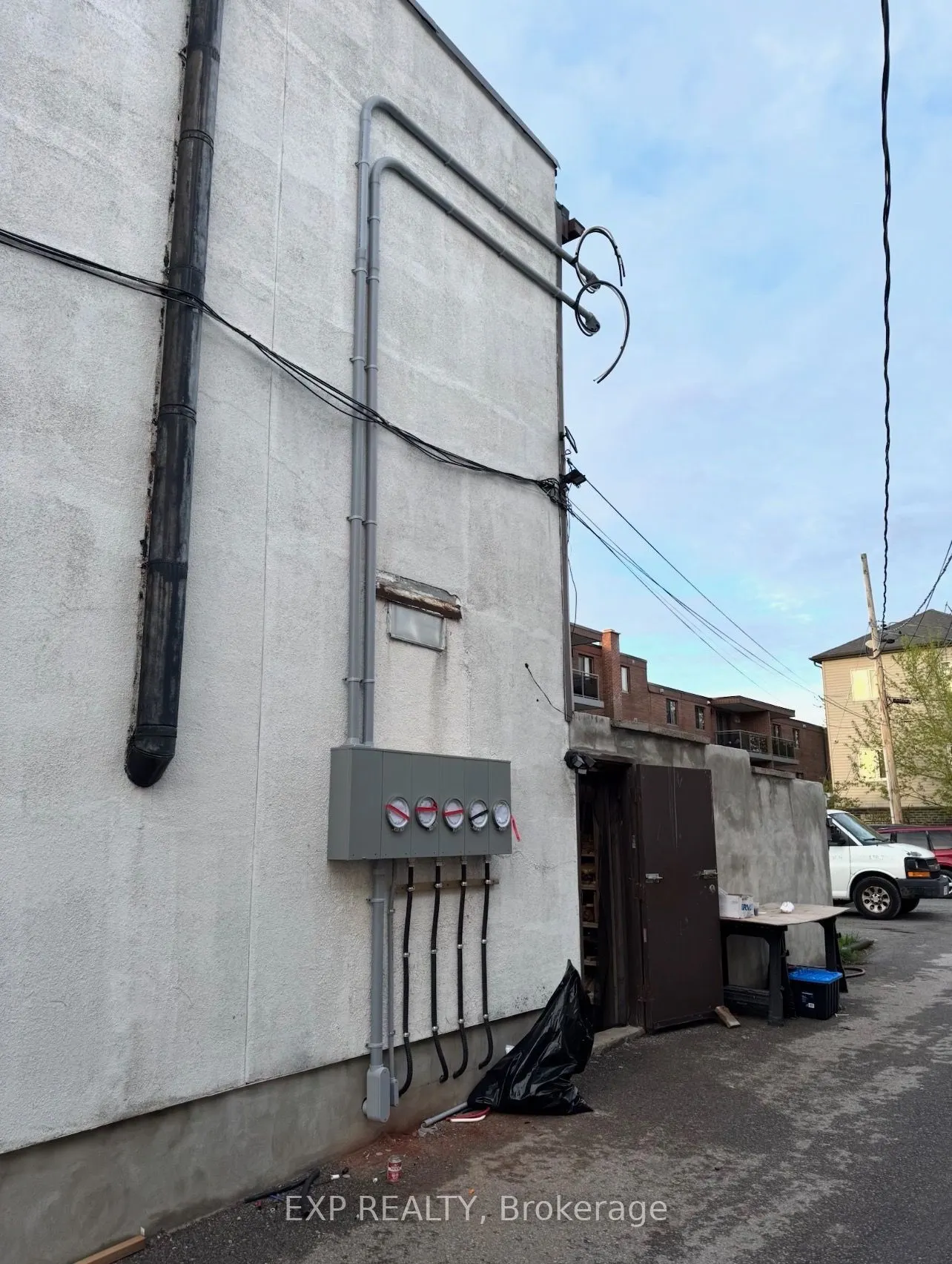 36 Front Street N
