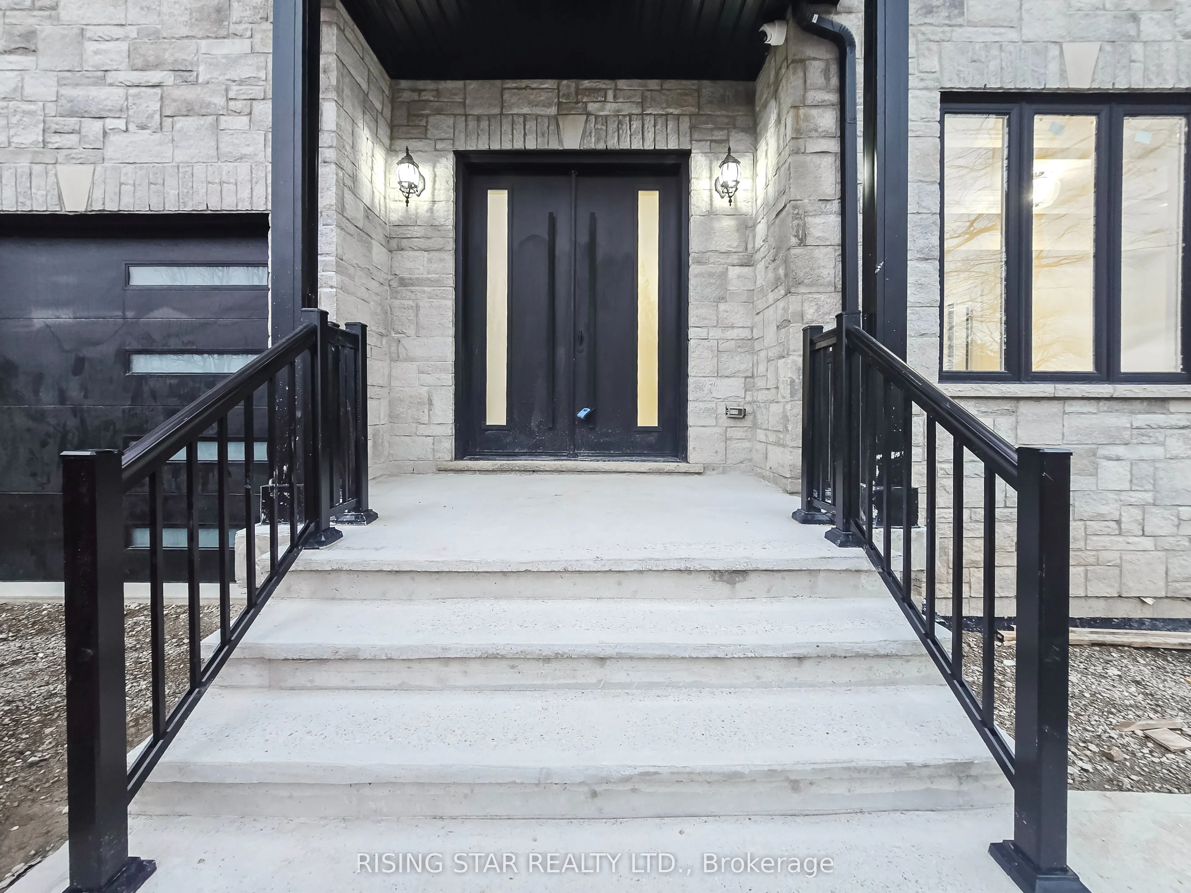 7464 Leslie Road W