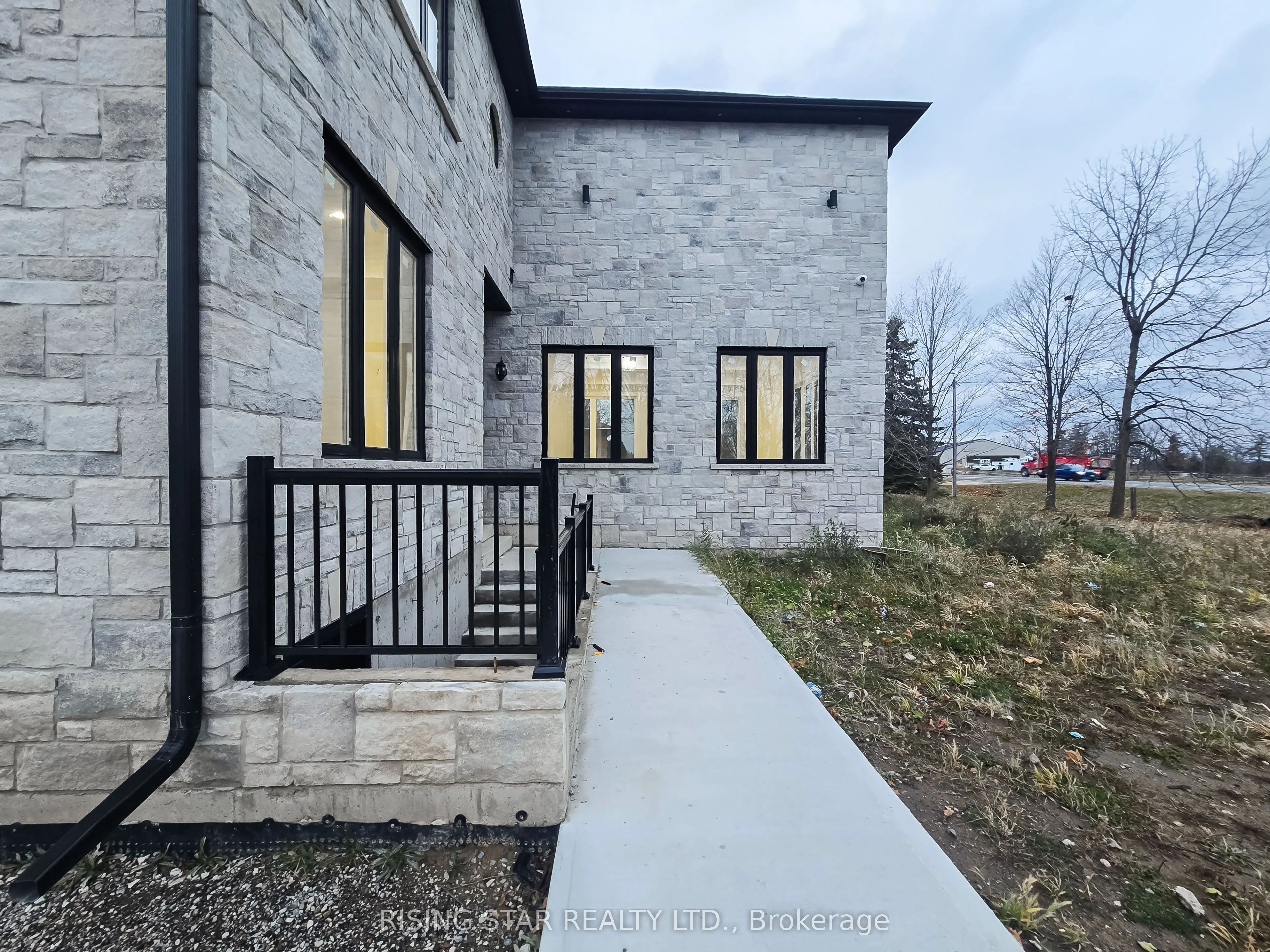 7464 Leslie Road W