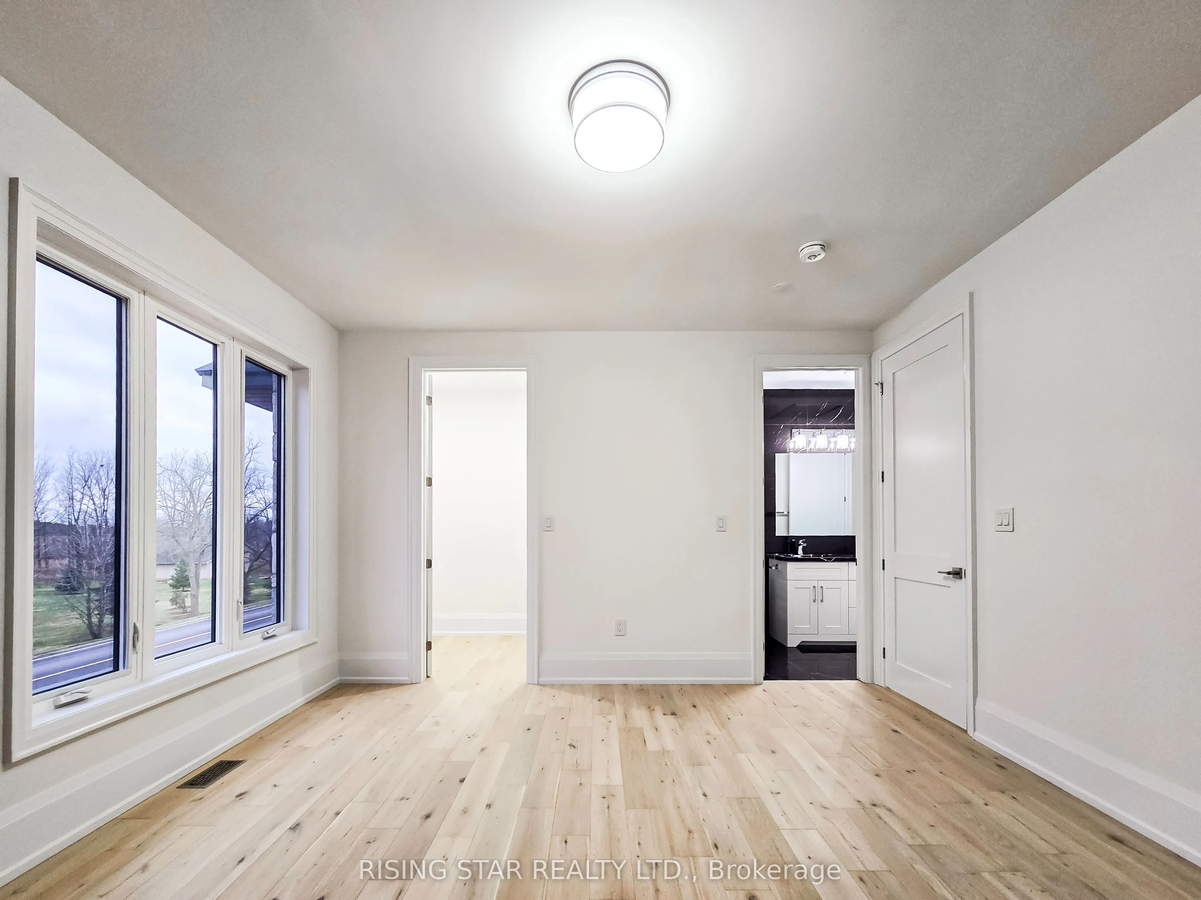7464 Leslie Road W