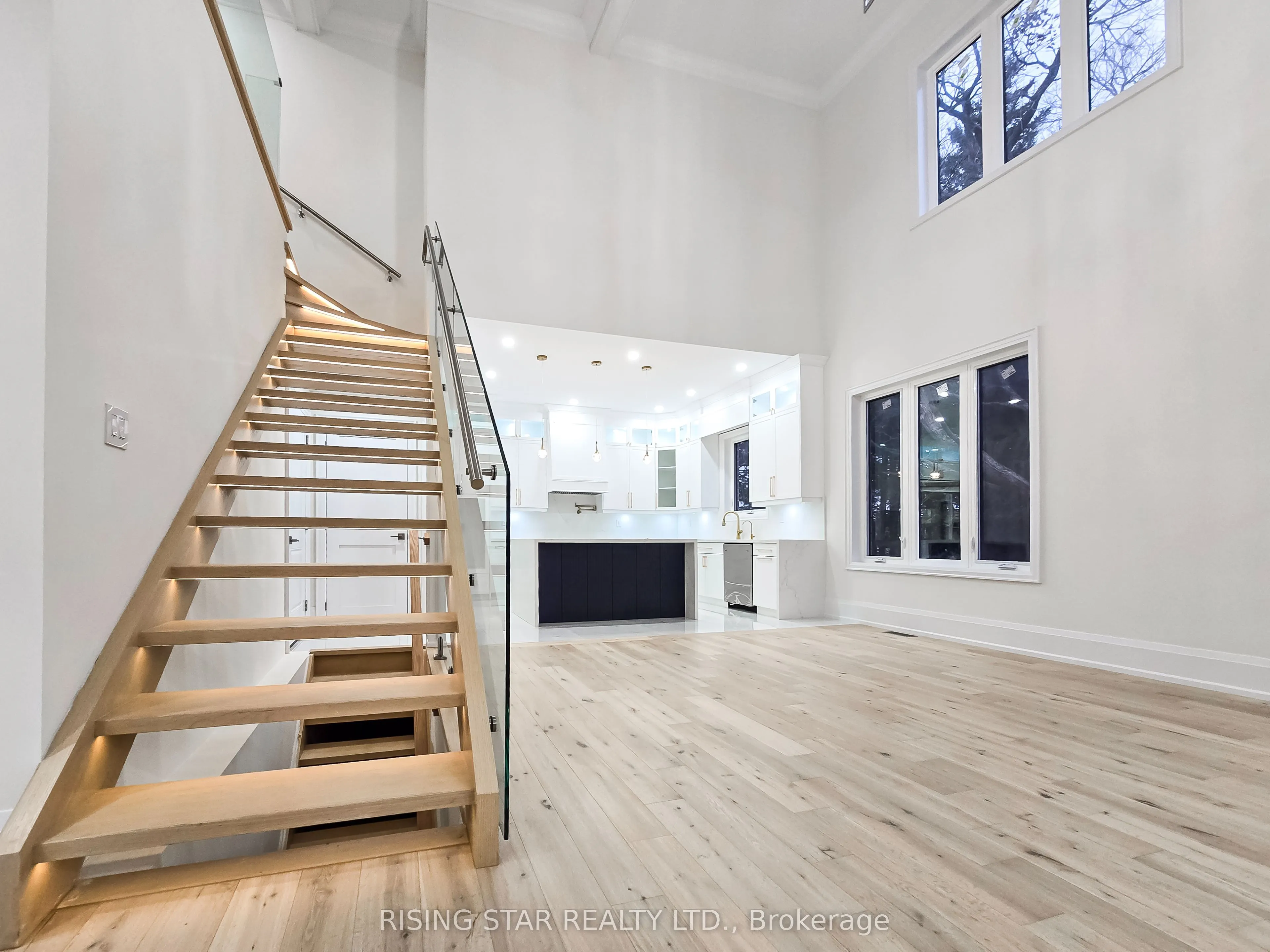 7464 Leslie Road W