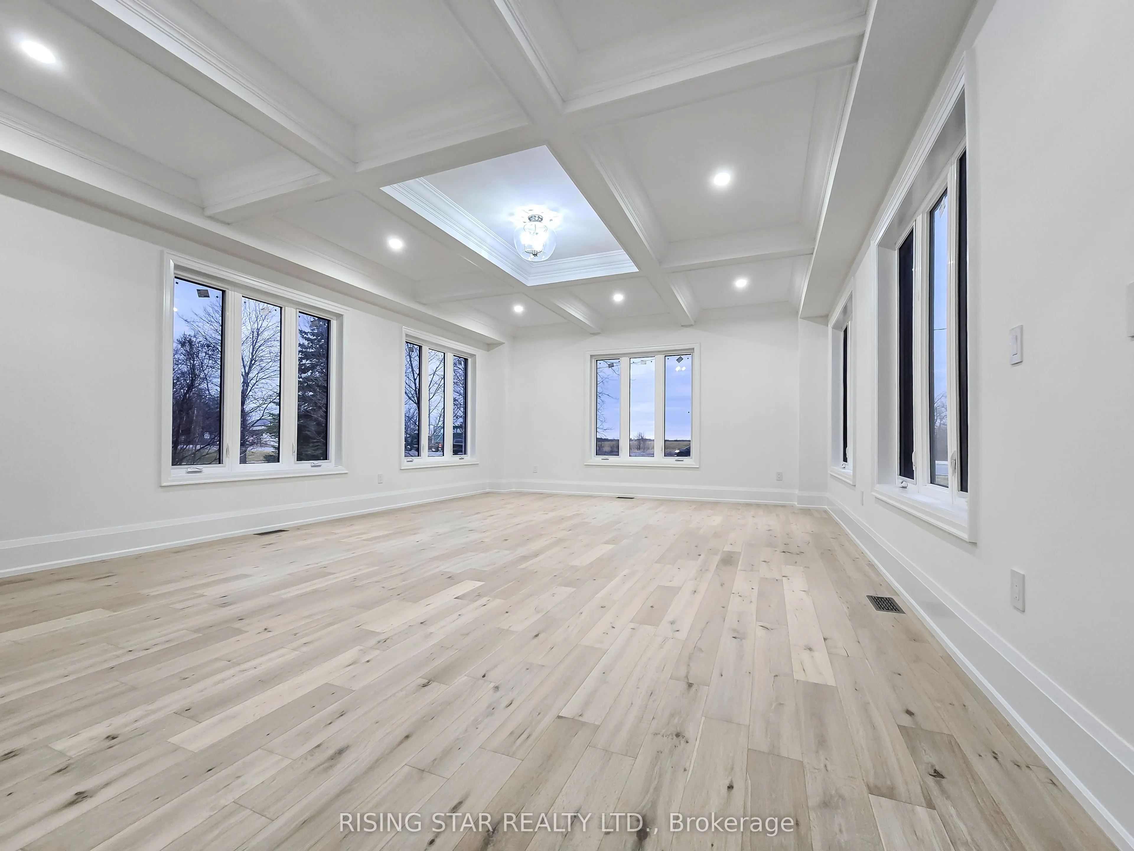 7464 Leslie Road W