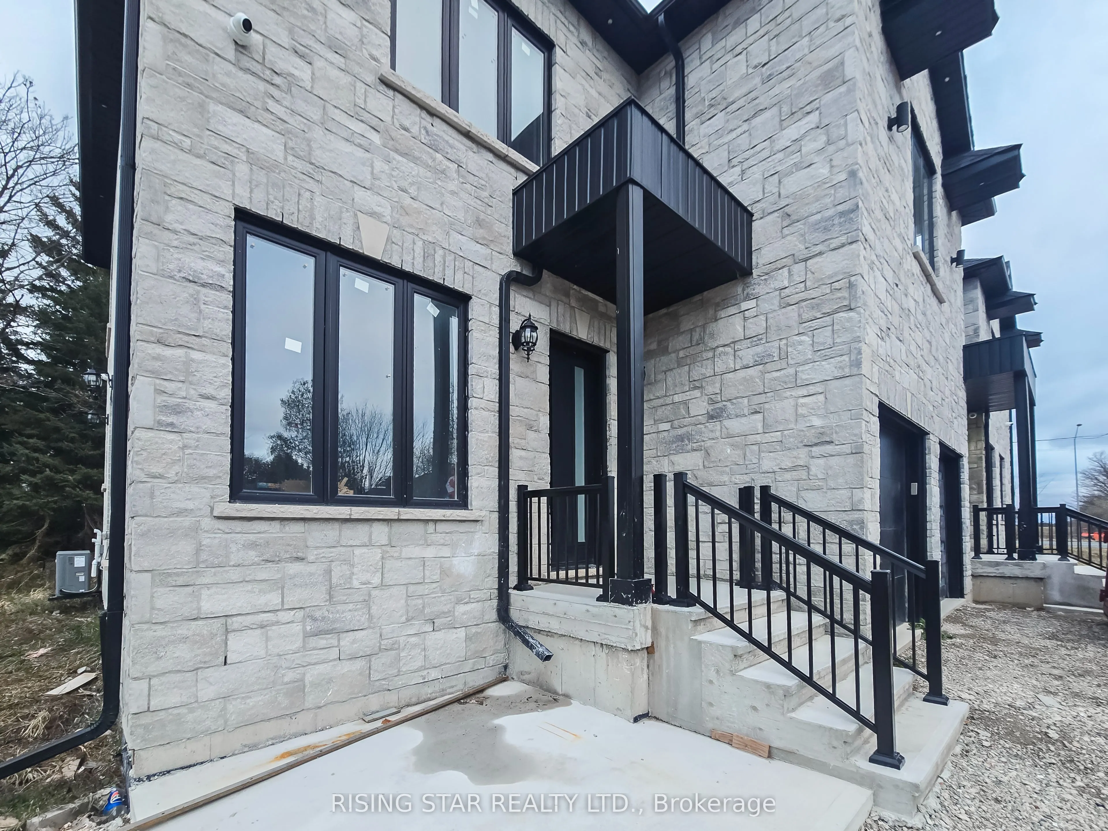 7464 Leslie Road W