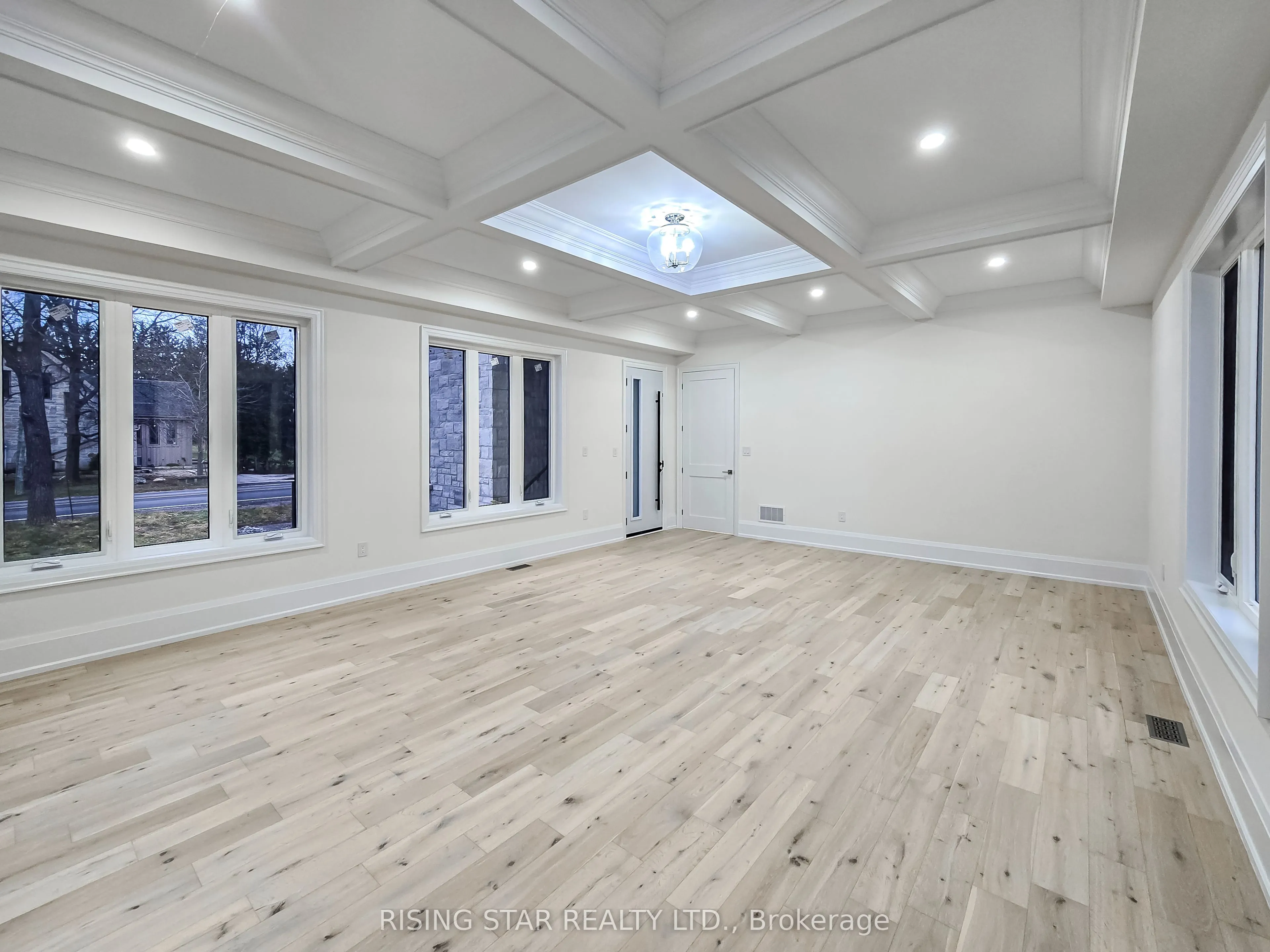 7464 Leslie Road W