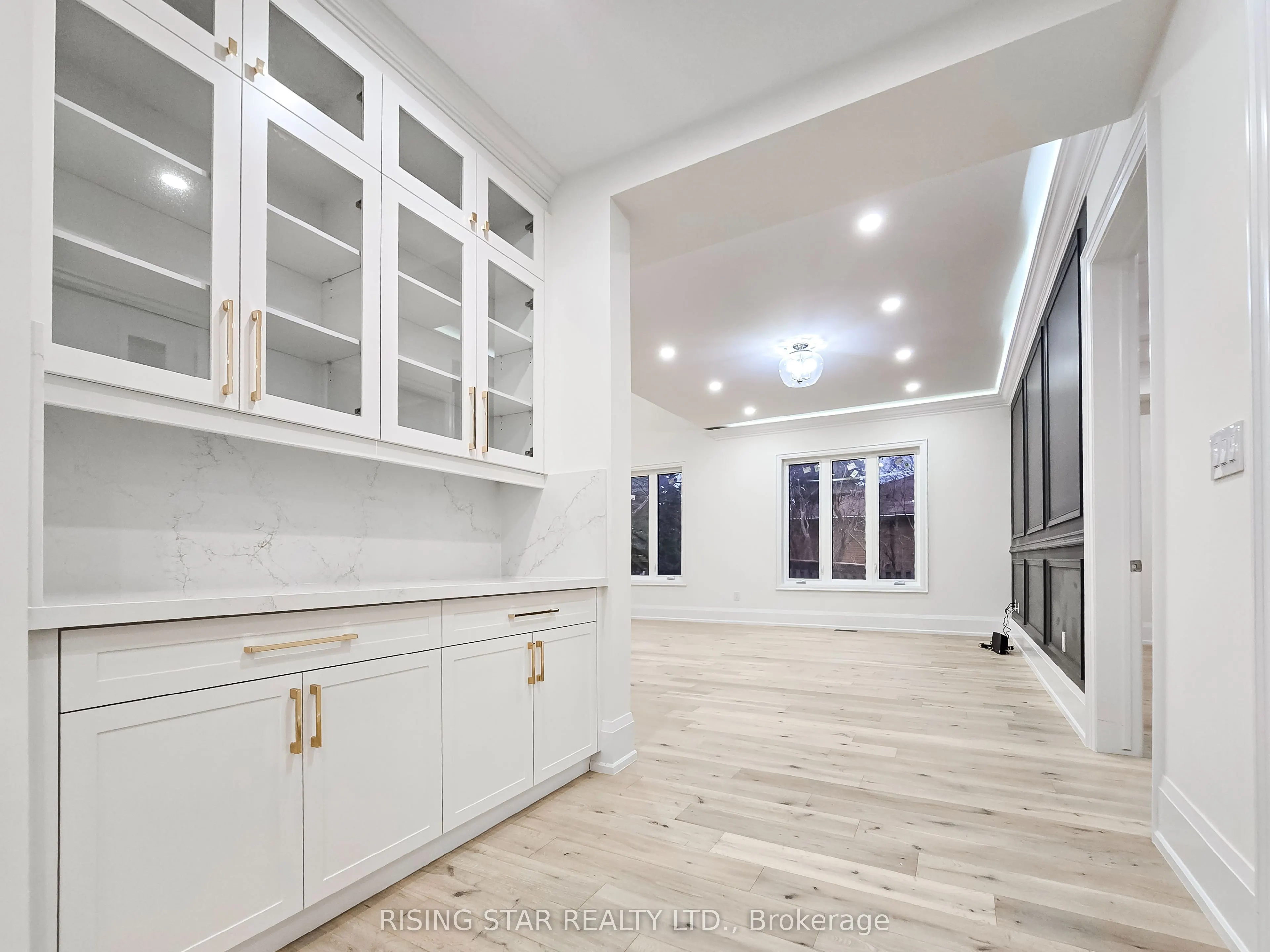7464 Leslie Road W