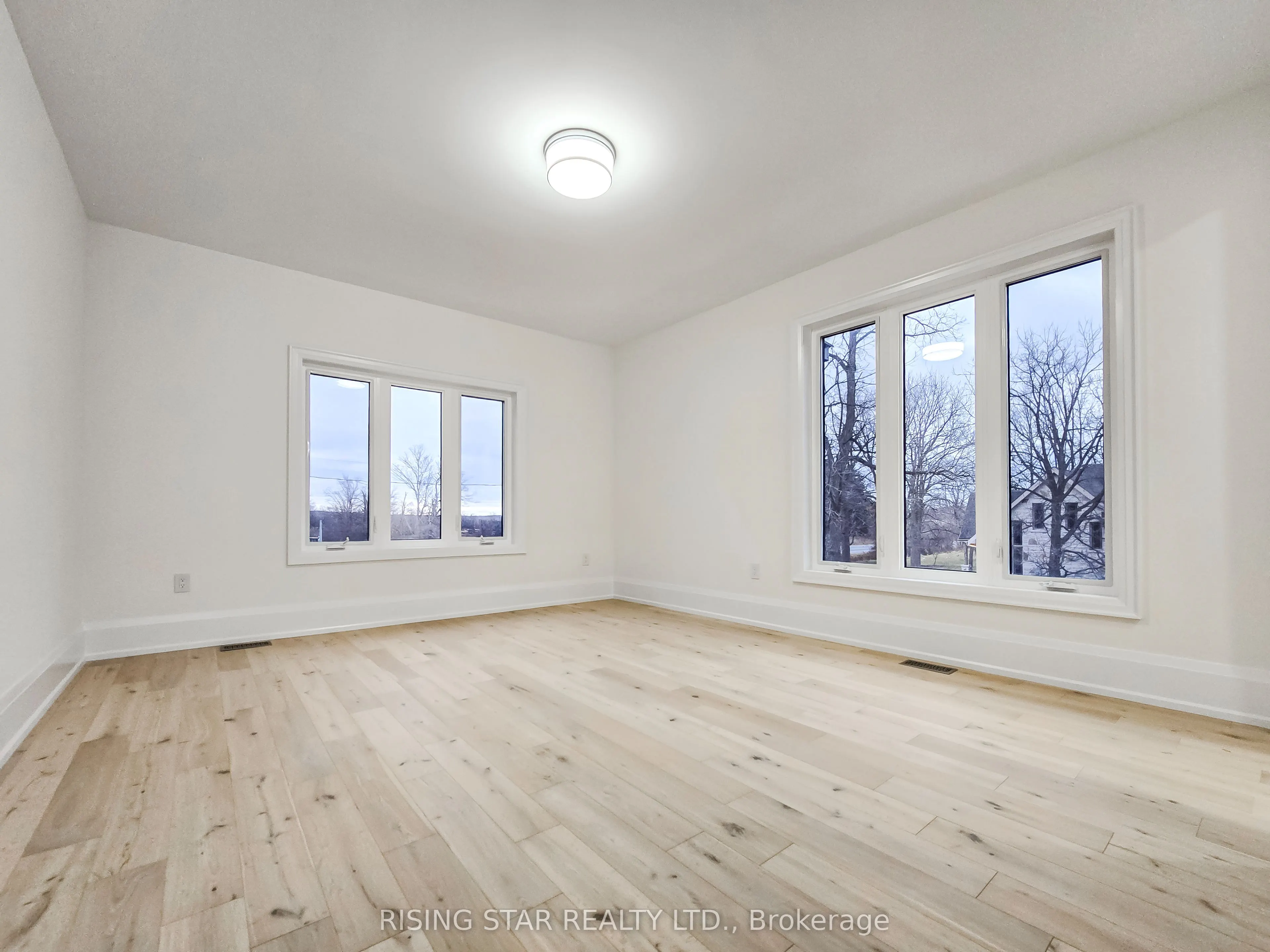 7464 Leslie Road W