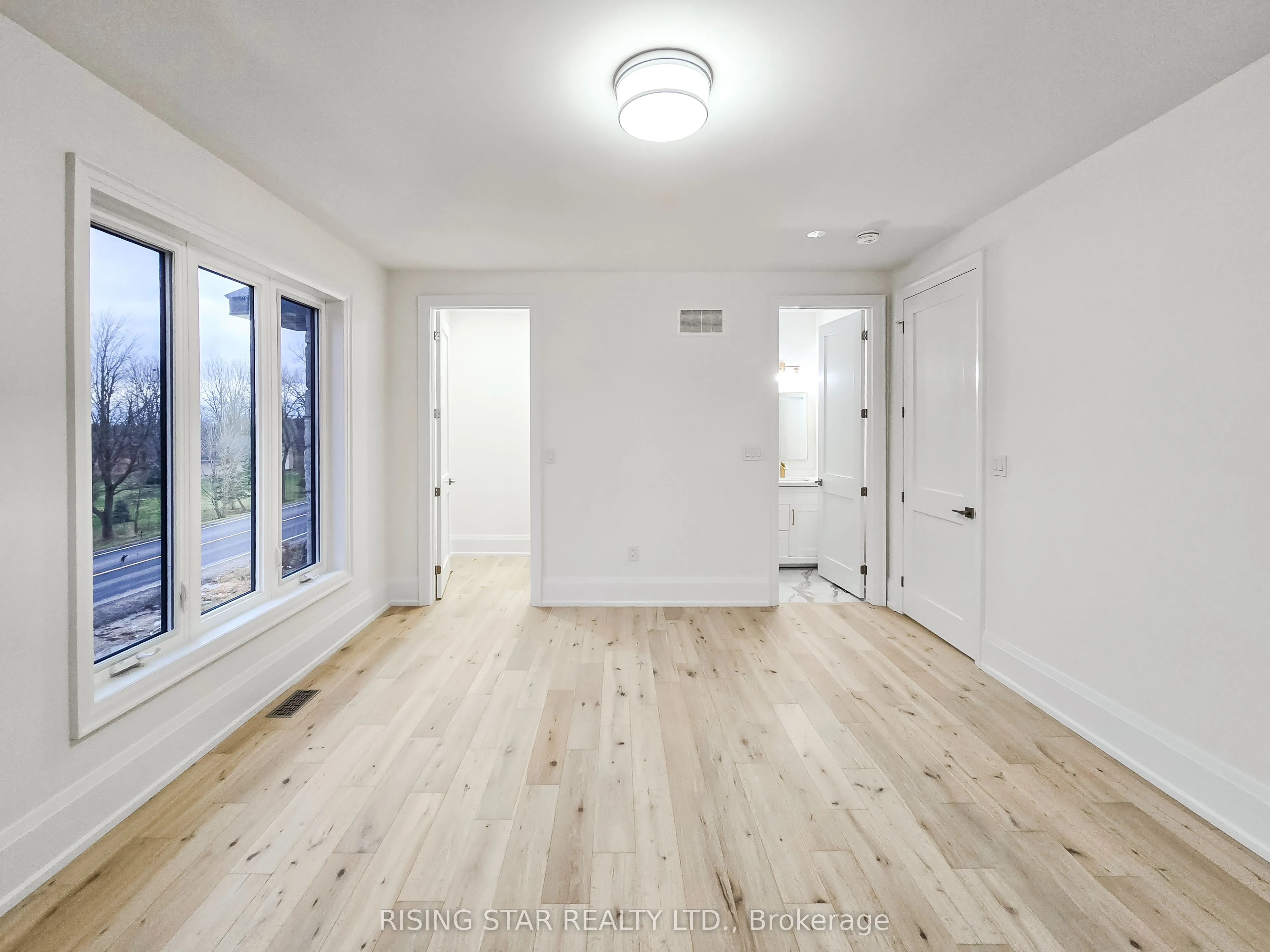 7464 Leslie Road W
