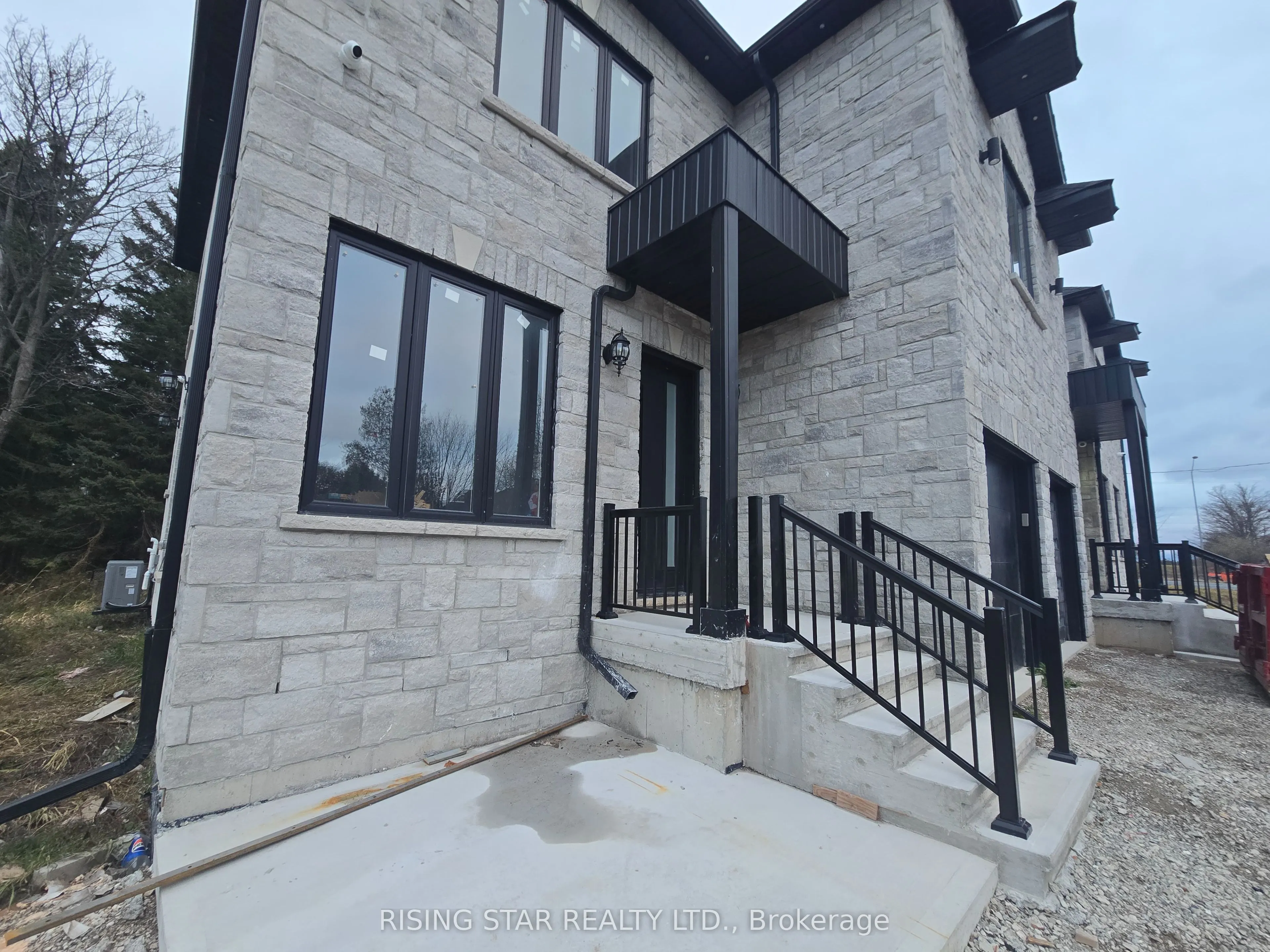 7464 Leslie Road W