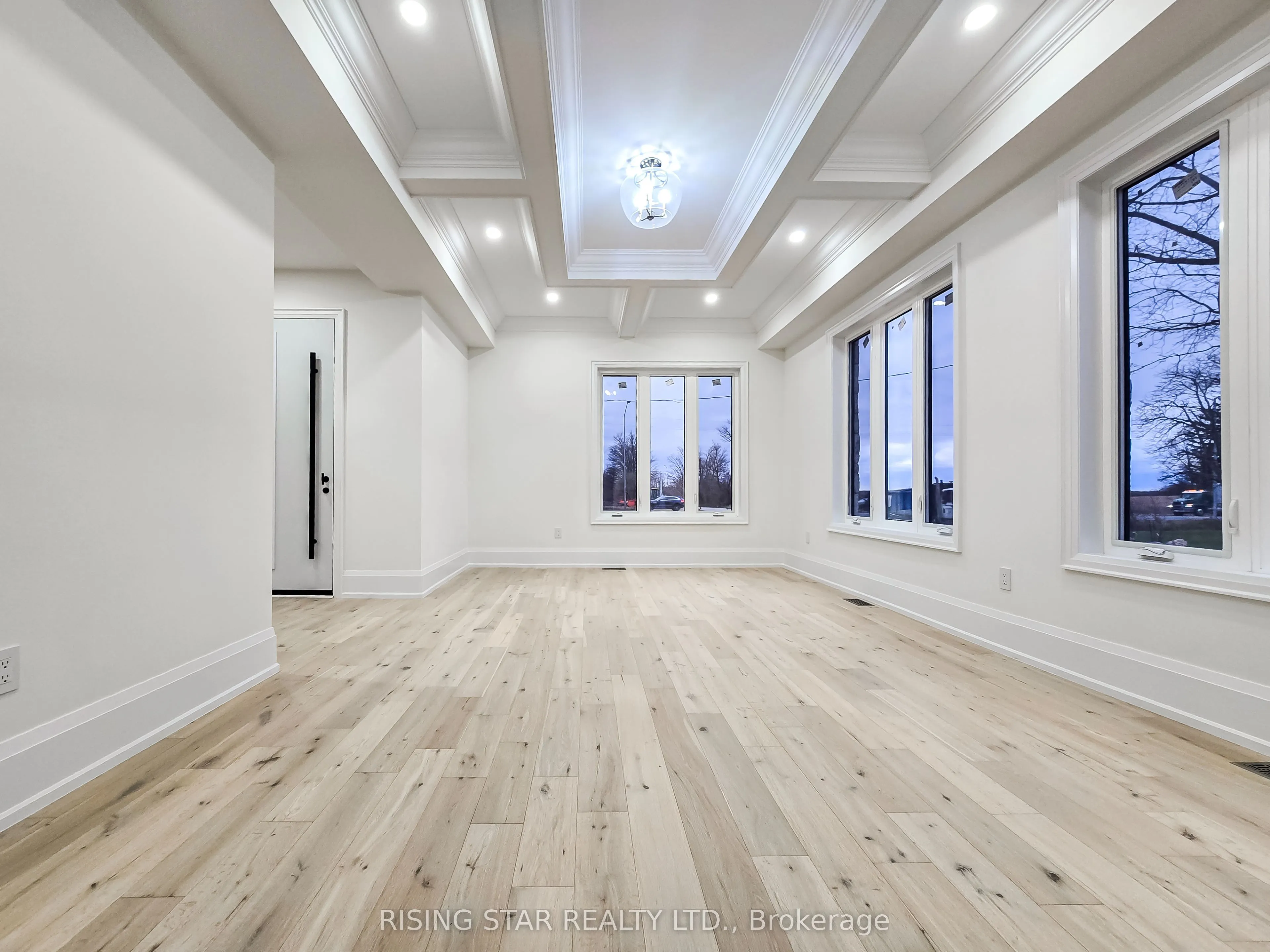 7464 Leslie Road W
