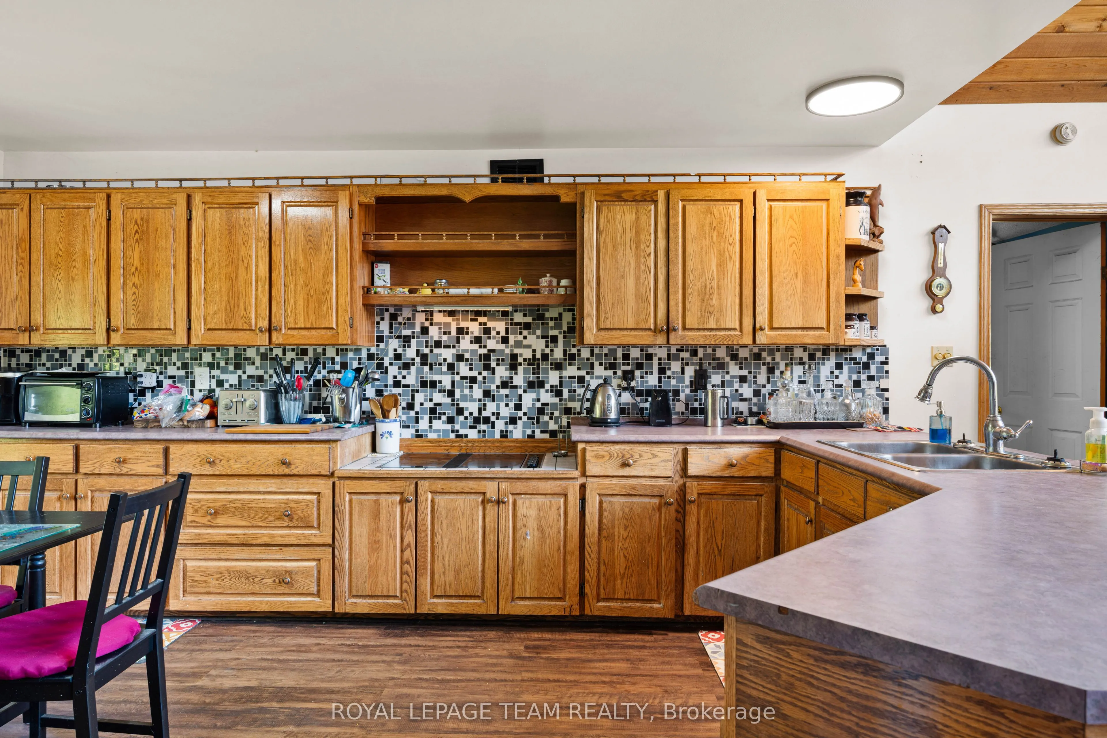 4984 Dunrobin Road