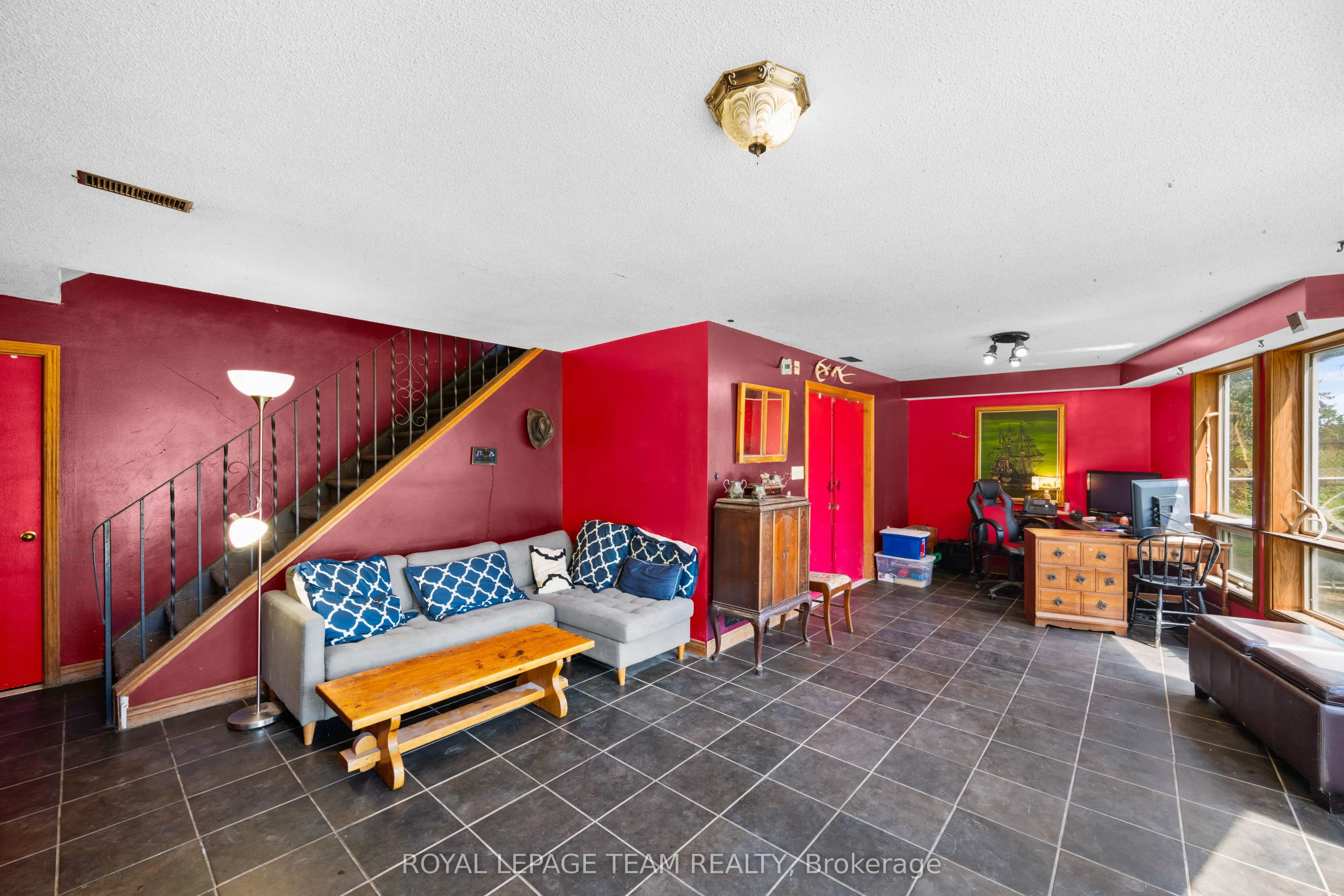 4984 Dunrobin Road