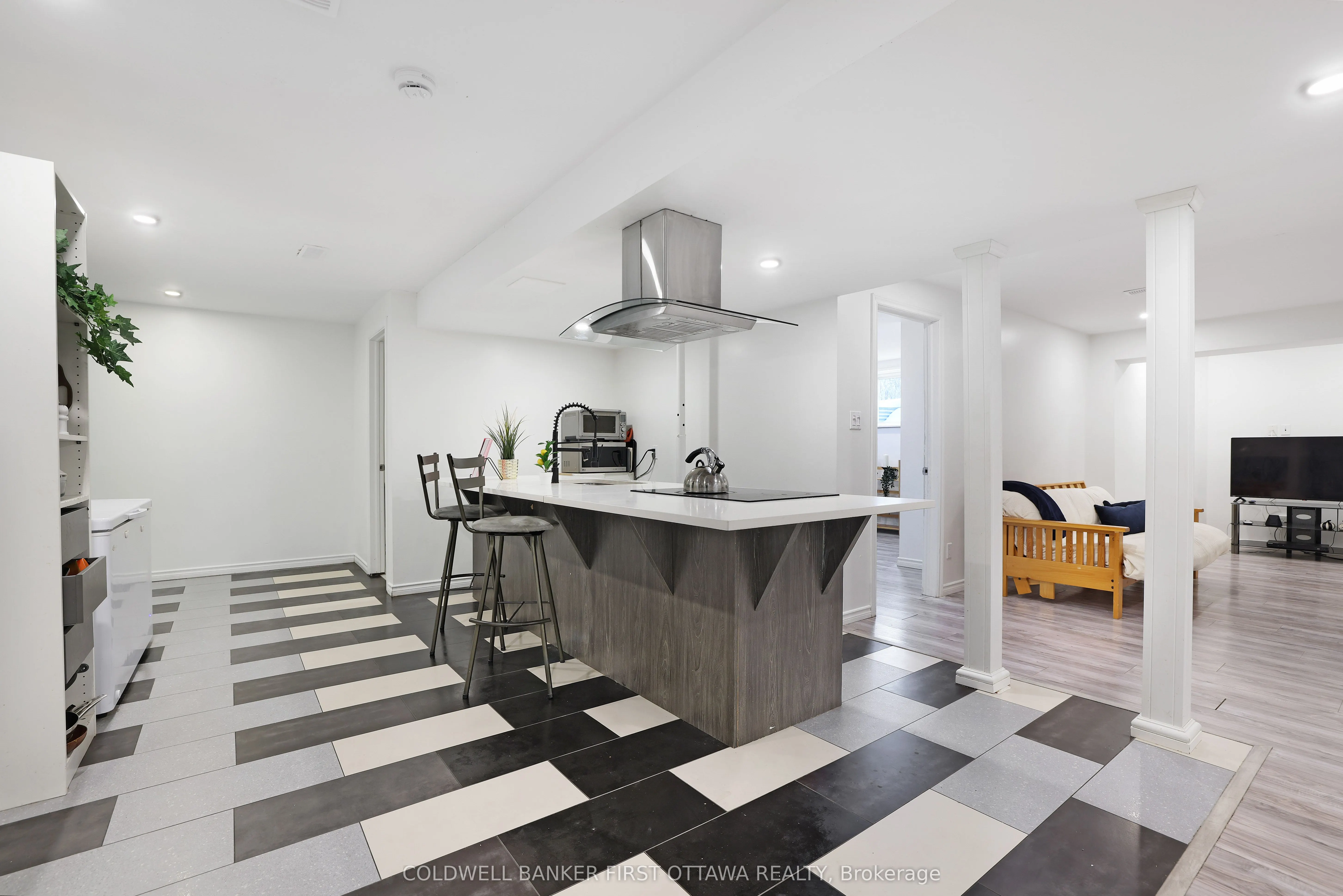 11 Rideau Crossing Crescent