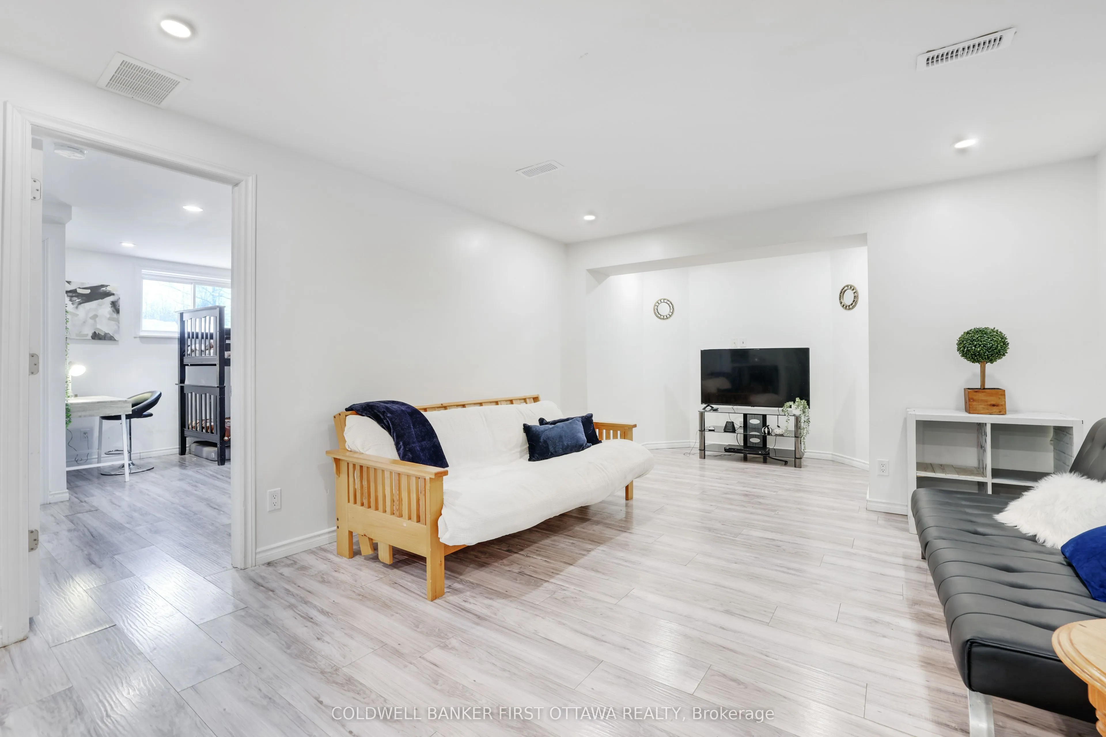 11 Rideau Crossing Crescent