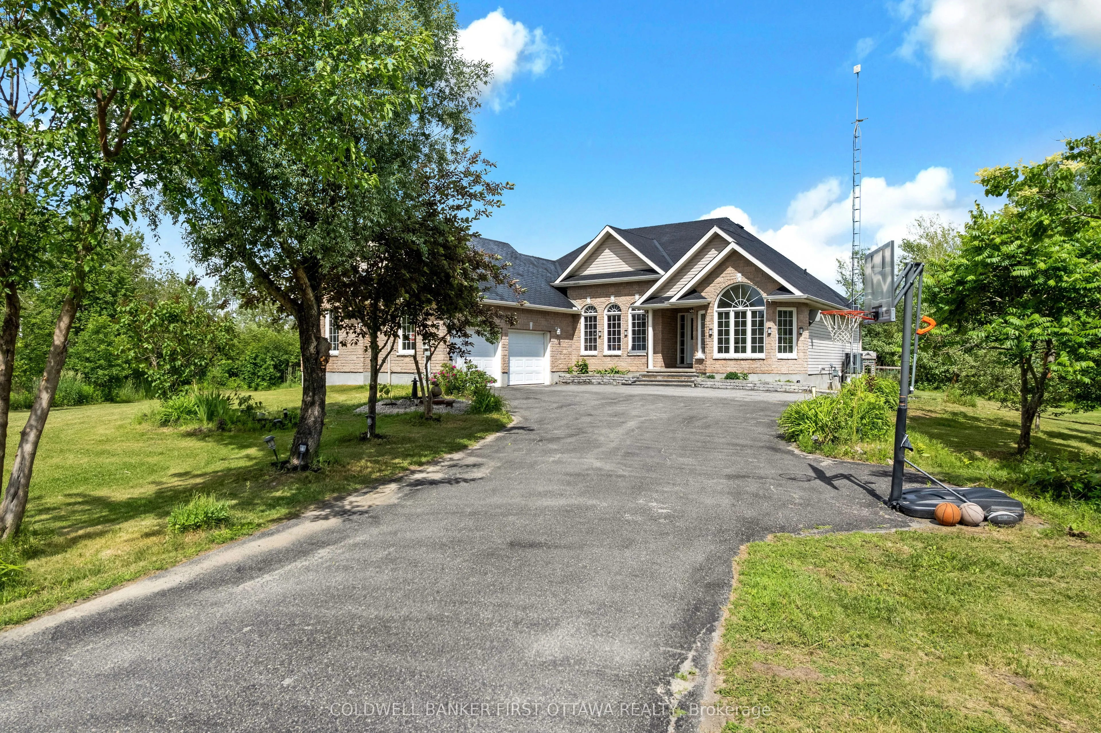 11 Rideau Crossing Crescent