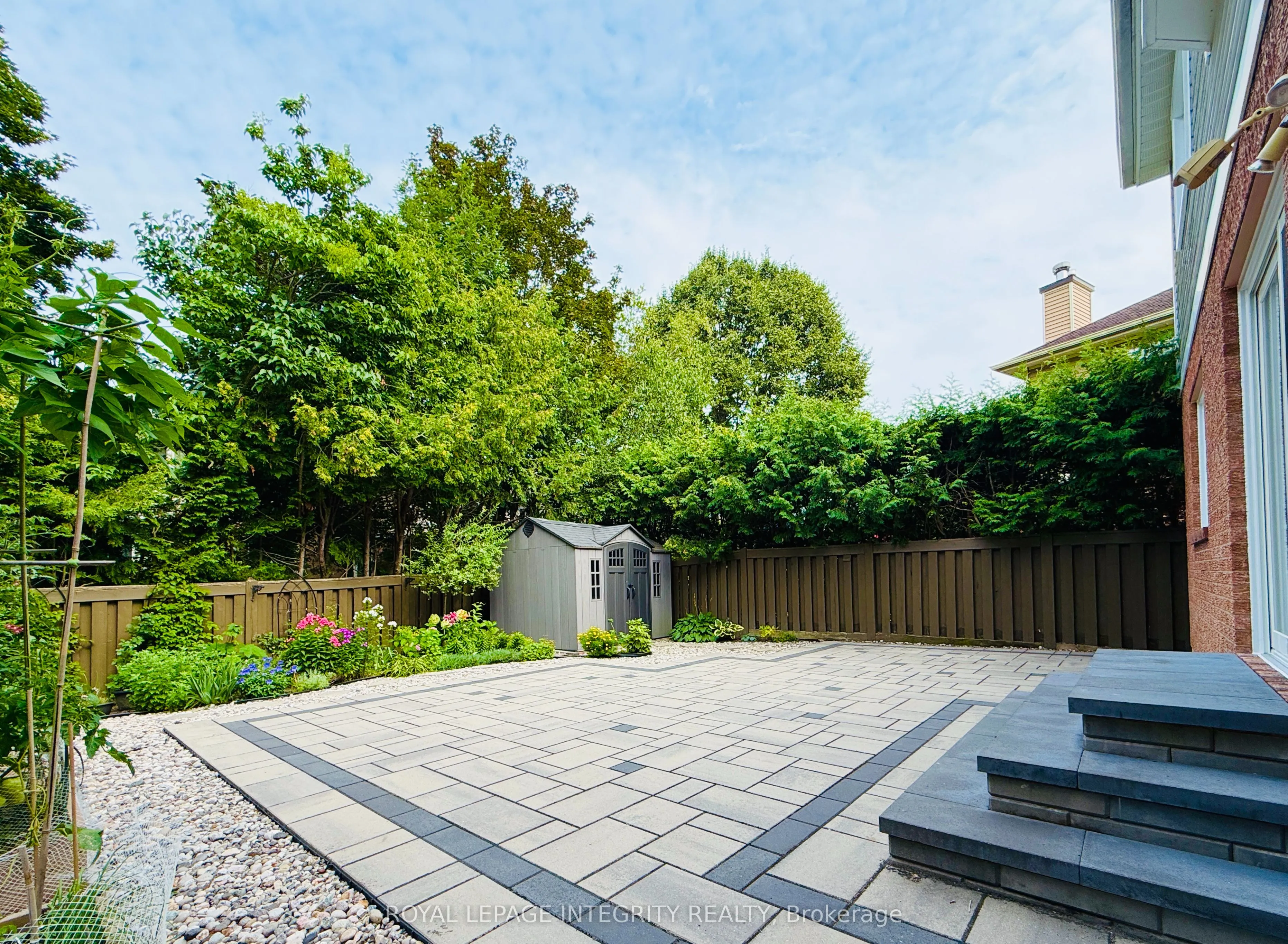 4 GLENARDEN Court