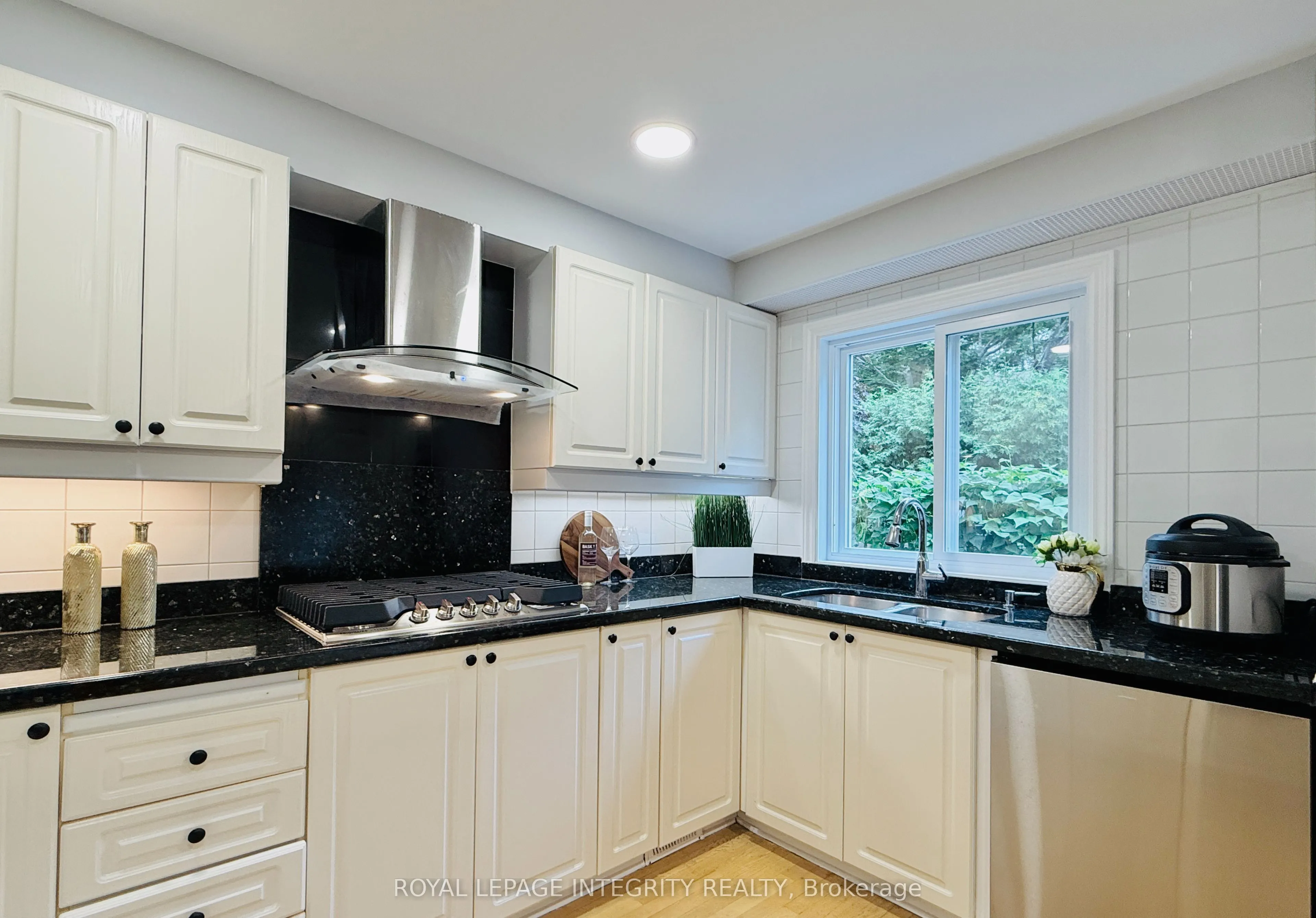 4 GLENARDEN Court