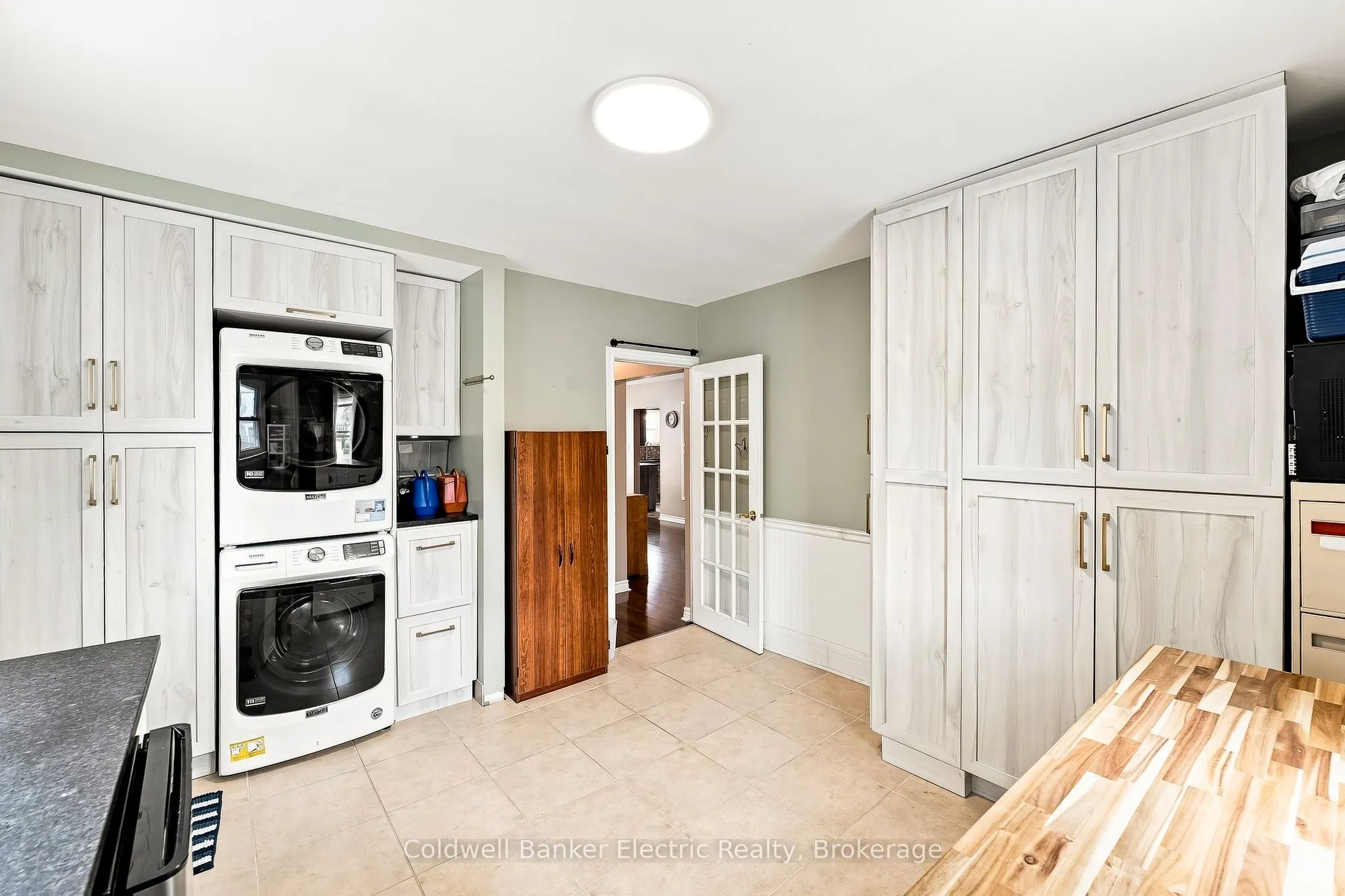 19 Graham Street E