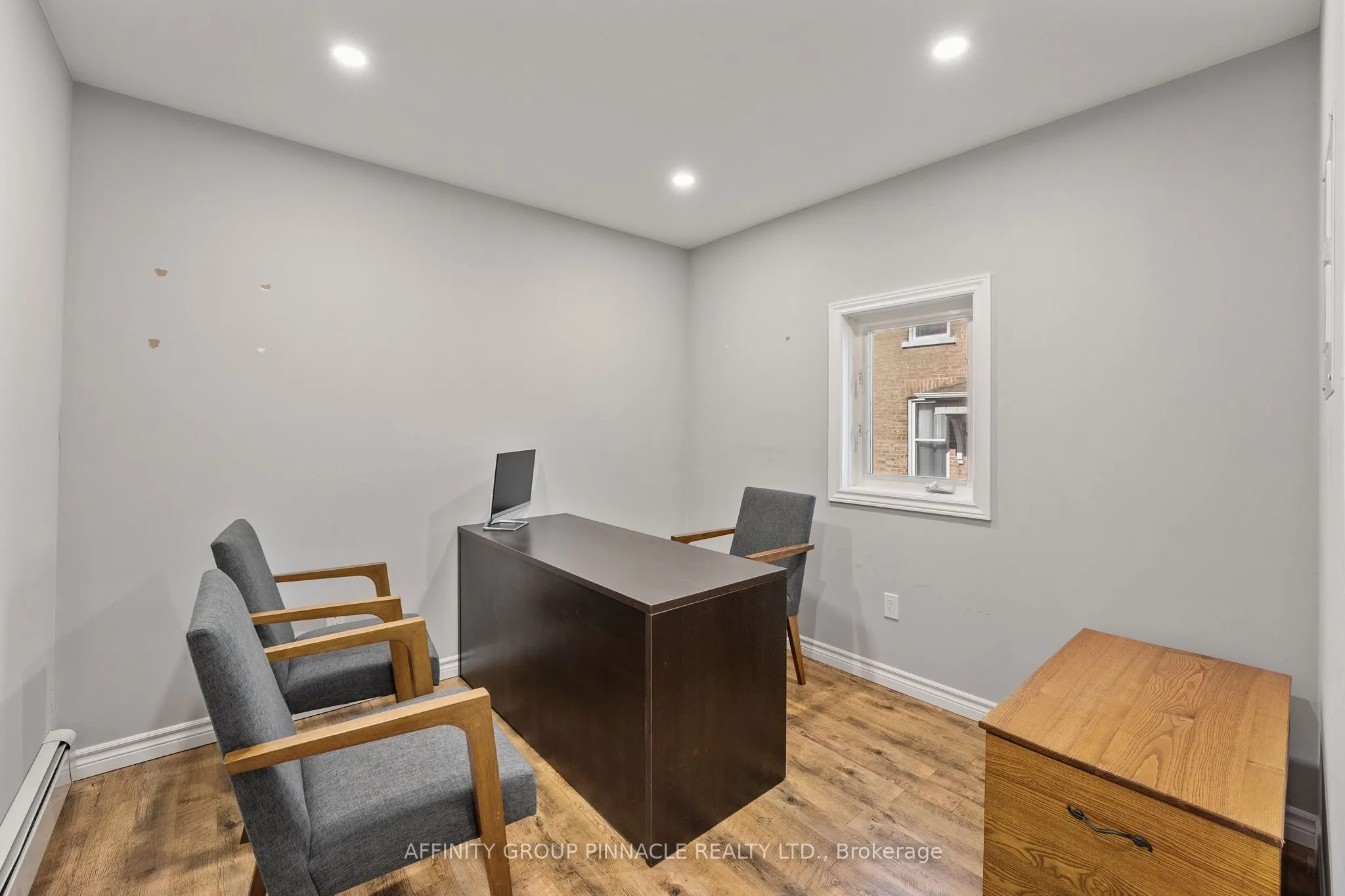 255 Kent Street W