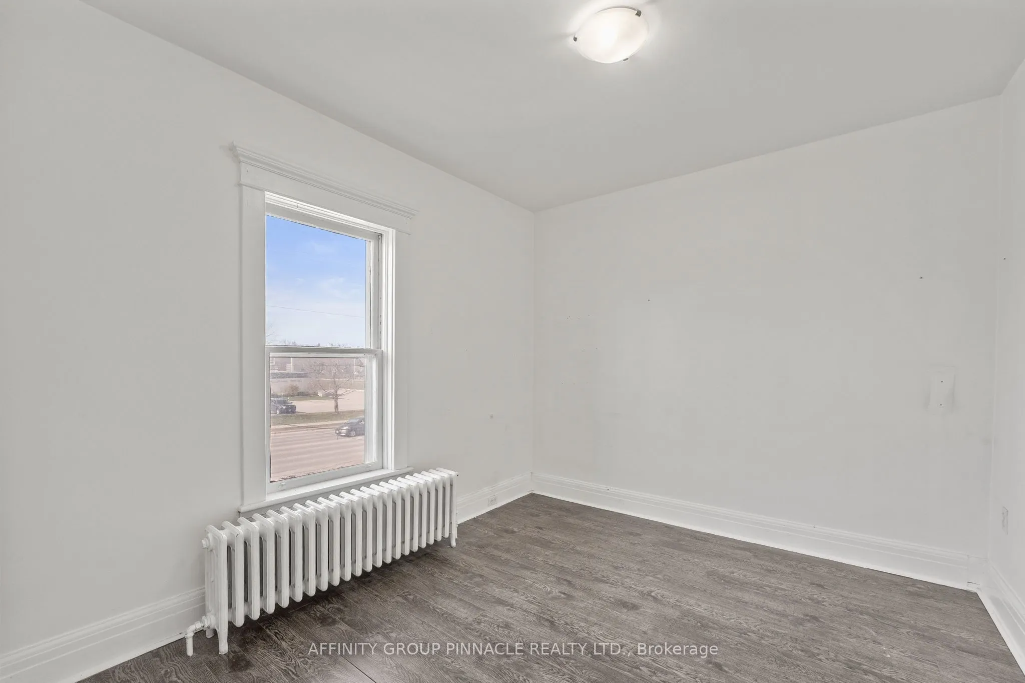 255 Kent Street W