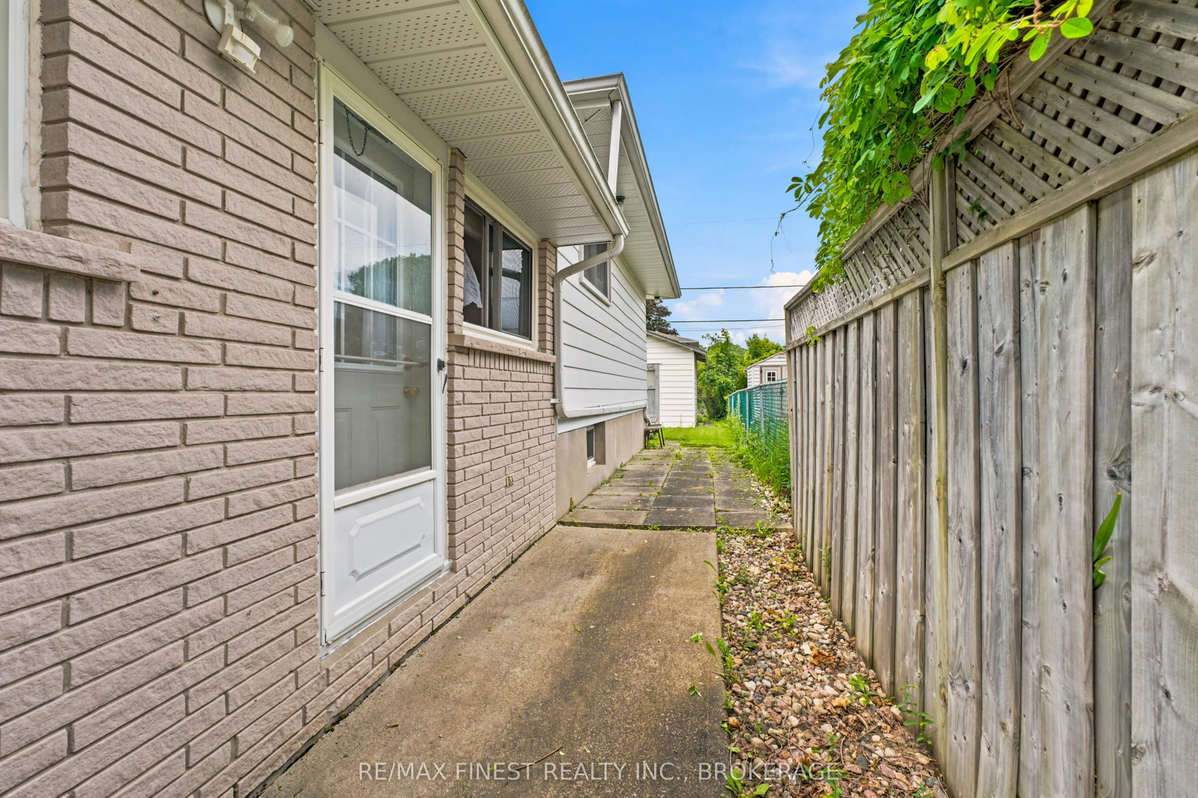 746 Laidlaw Crescent