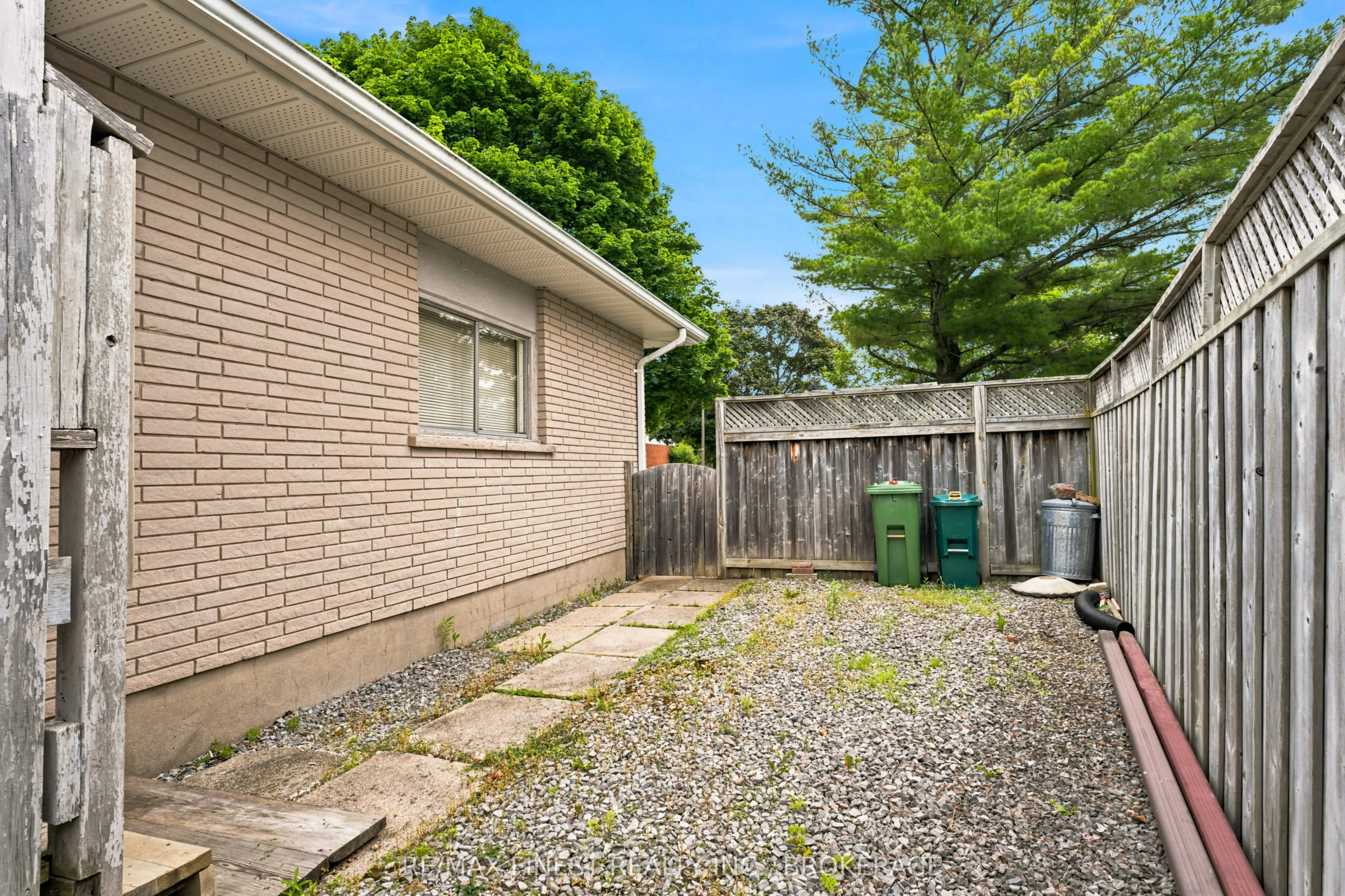 746 Laidlaw Crescent