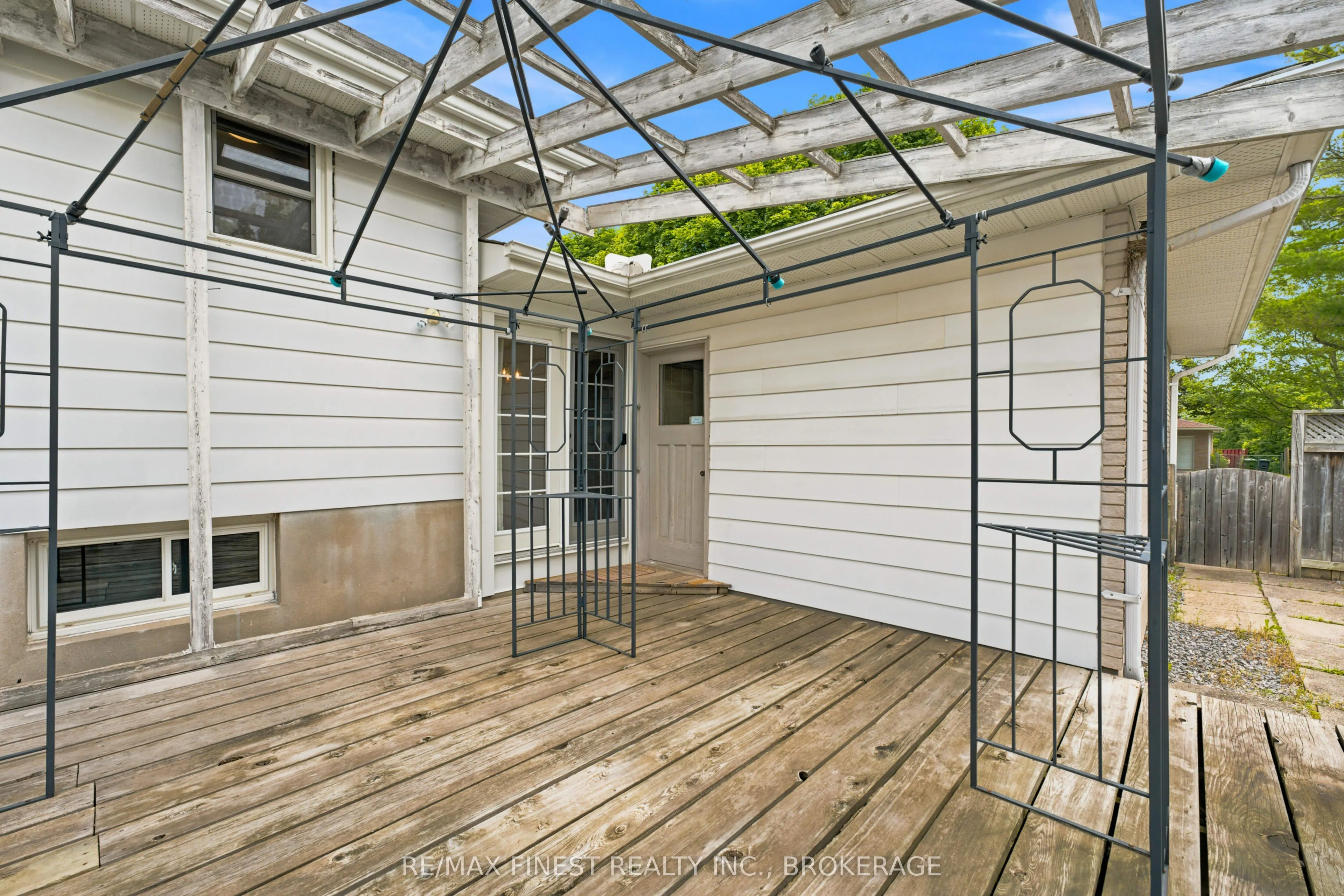 746 Laidlaw Crescent