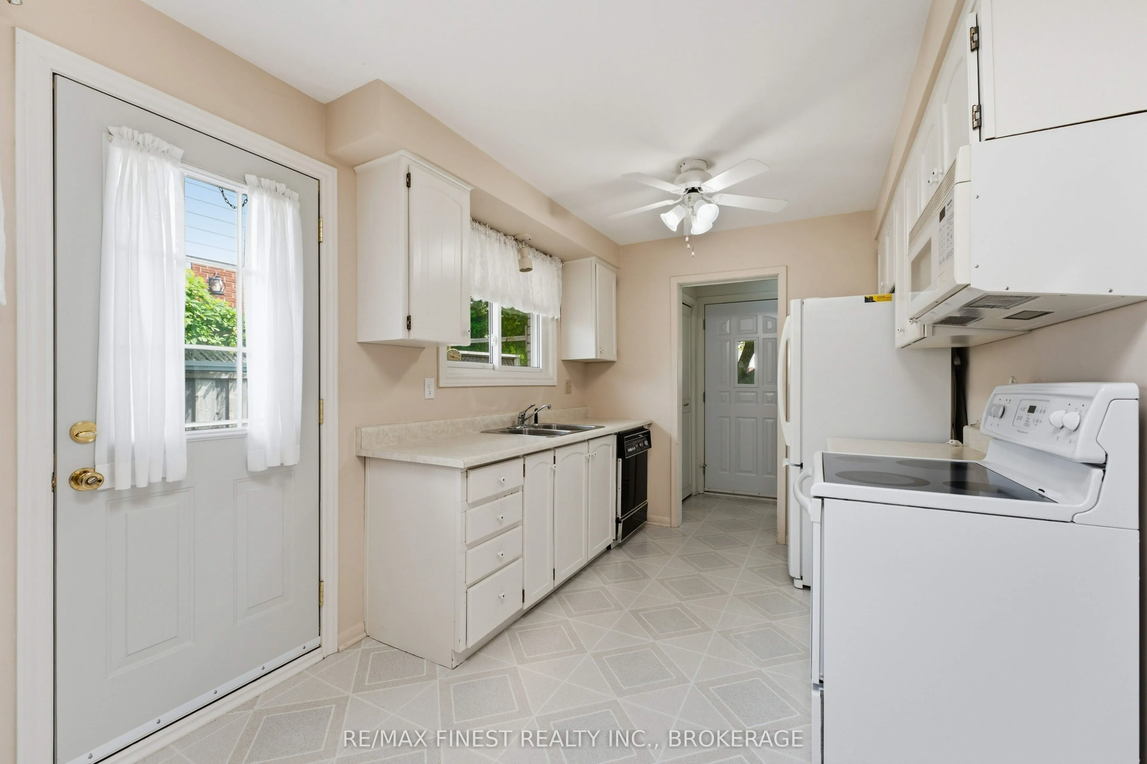 746 Laidlaw Crescent