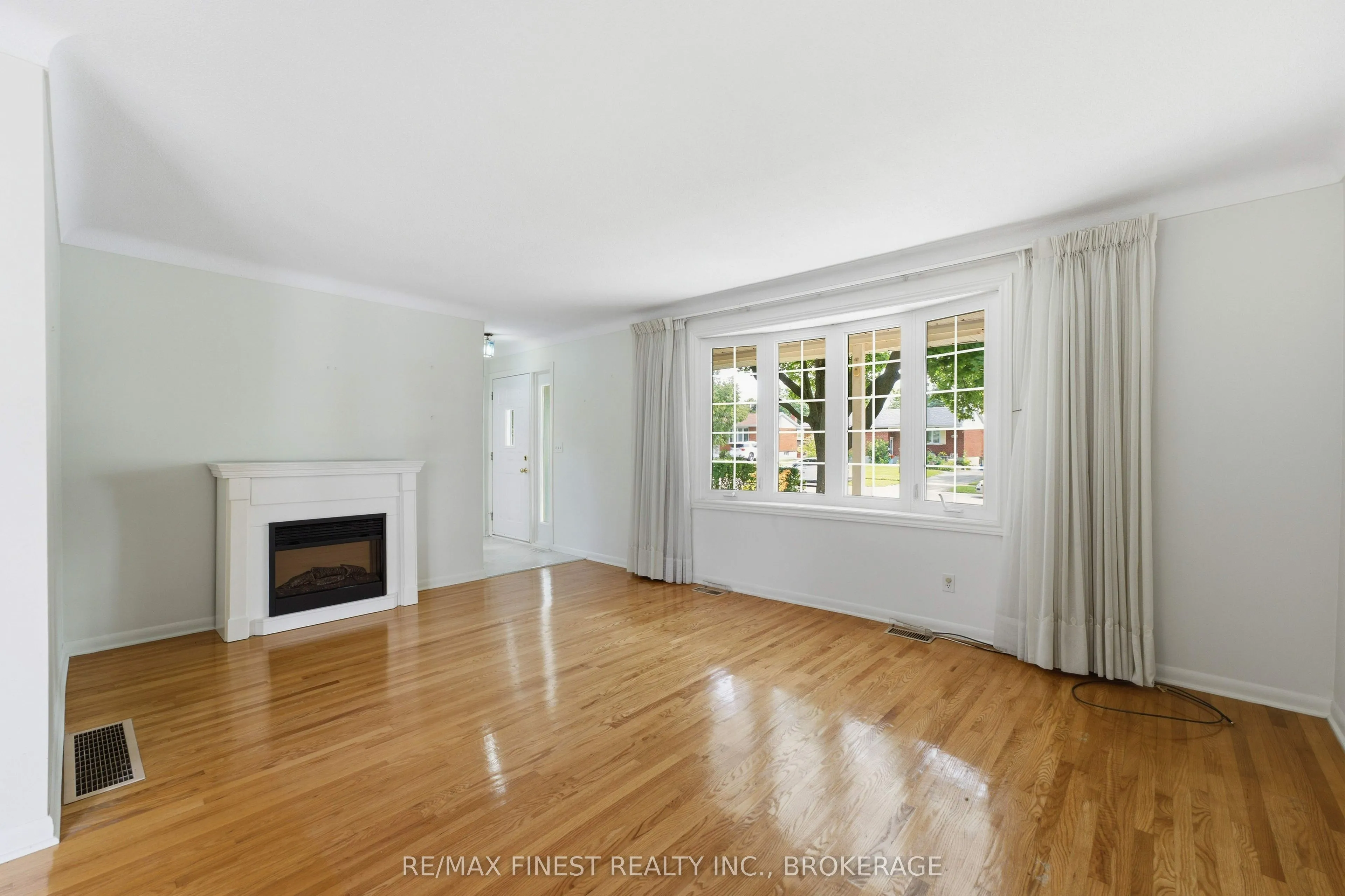 746 Laidlaw Crescent