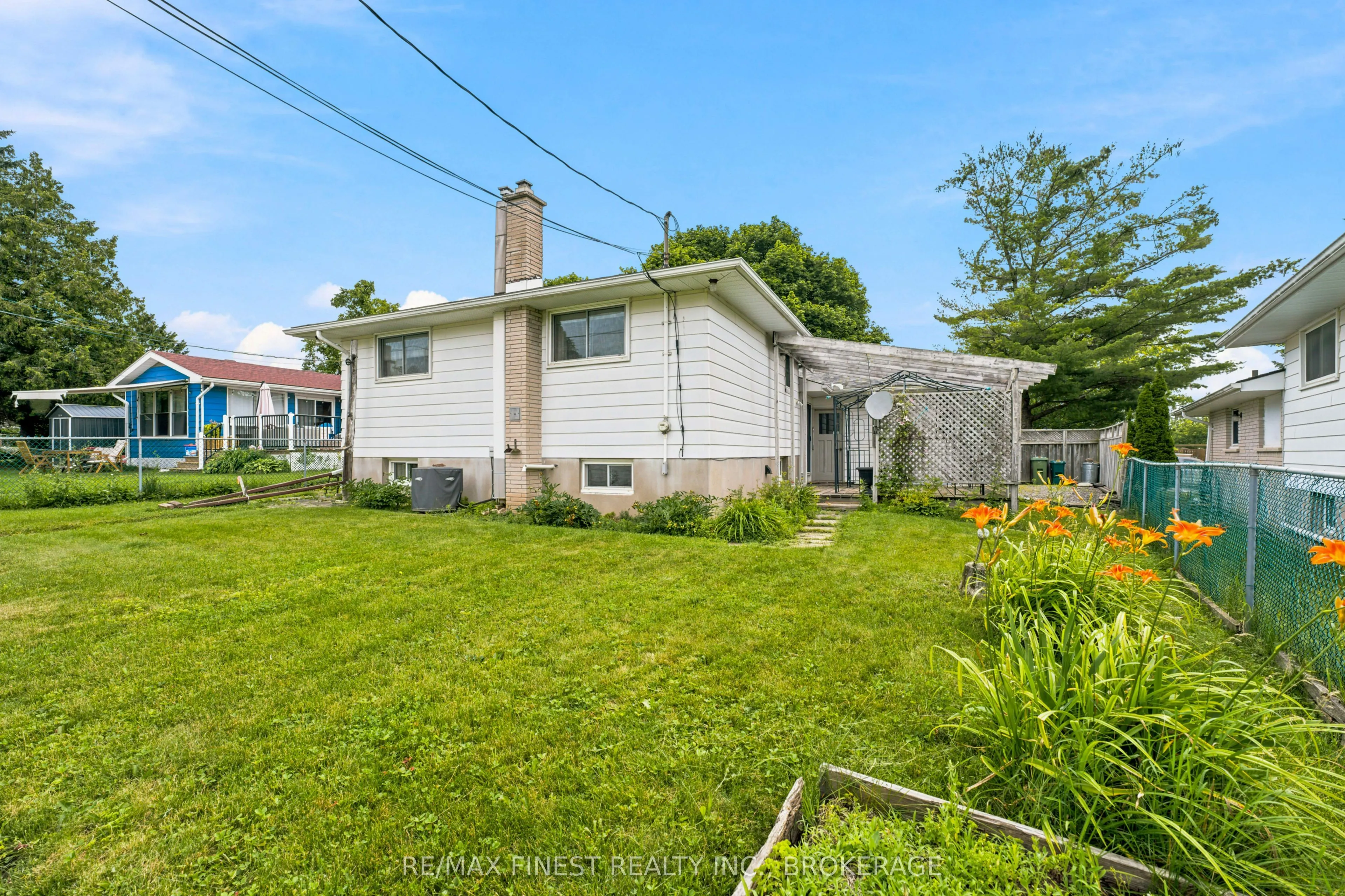 746 Laidlaw Crescent