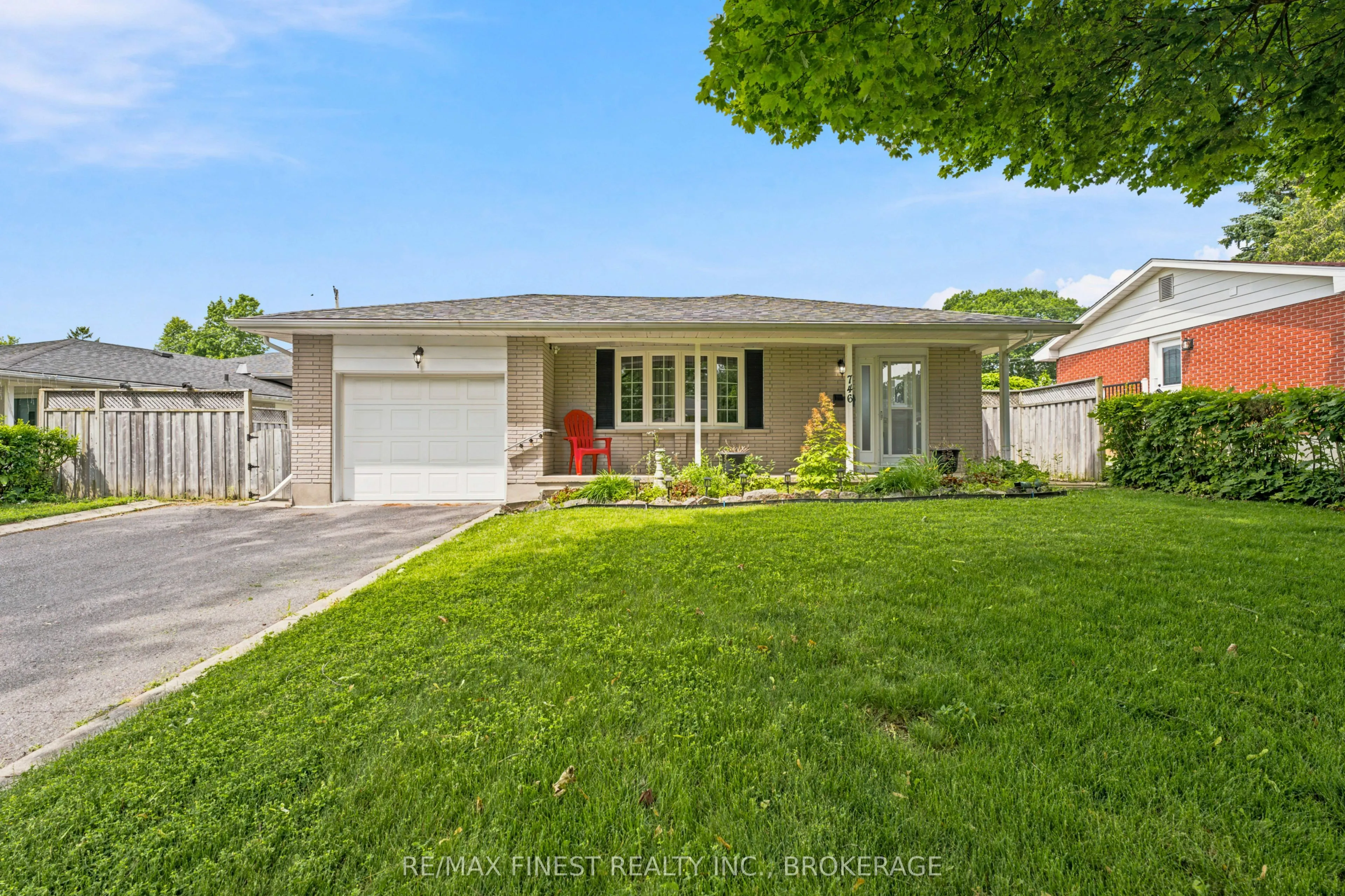 746 Laidlaw Crescent