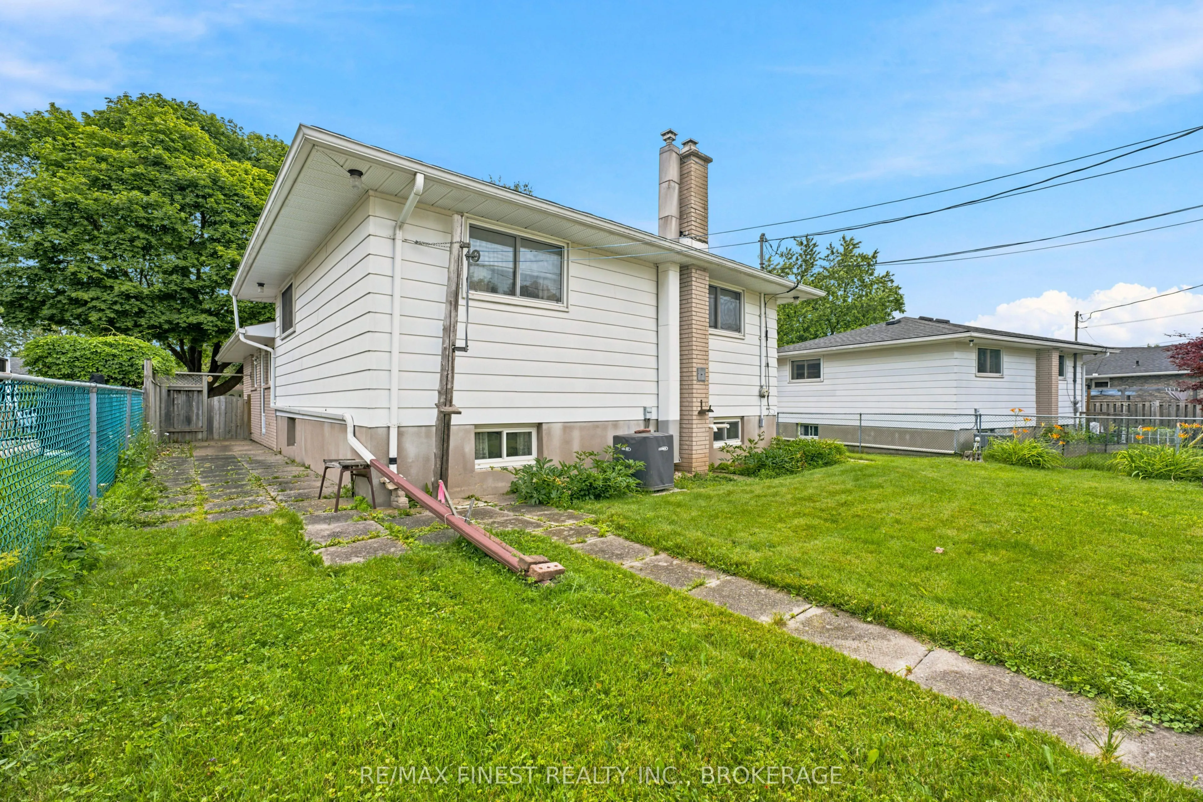 746 Laidlaw Crescent