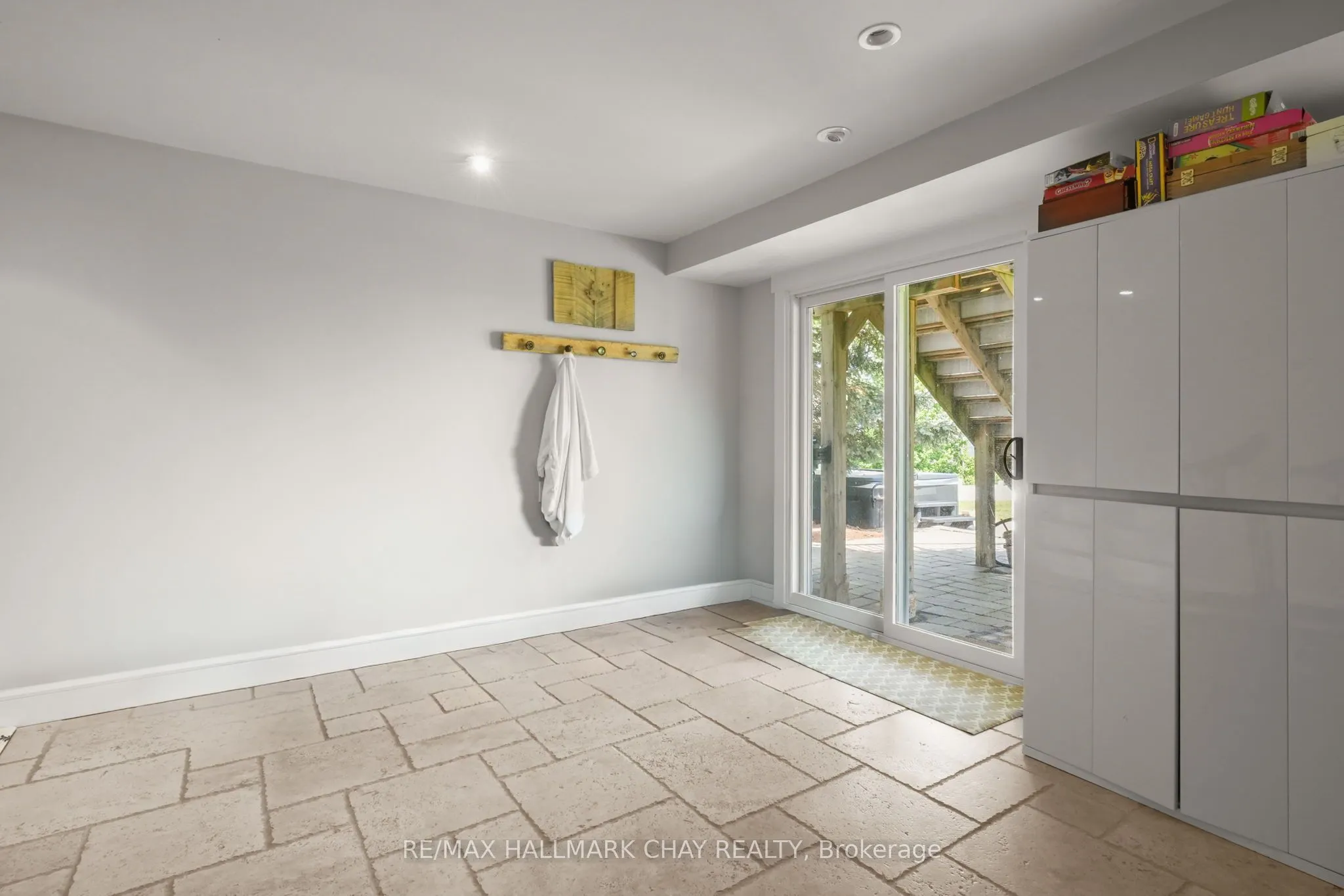 8 Lloyd's Traverse Crescent