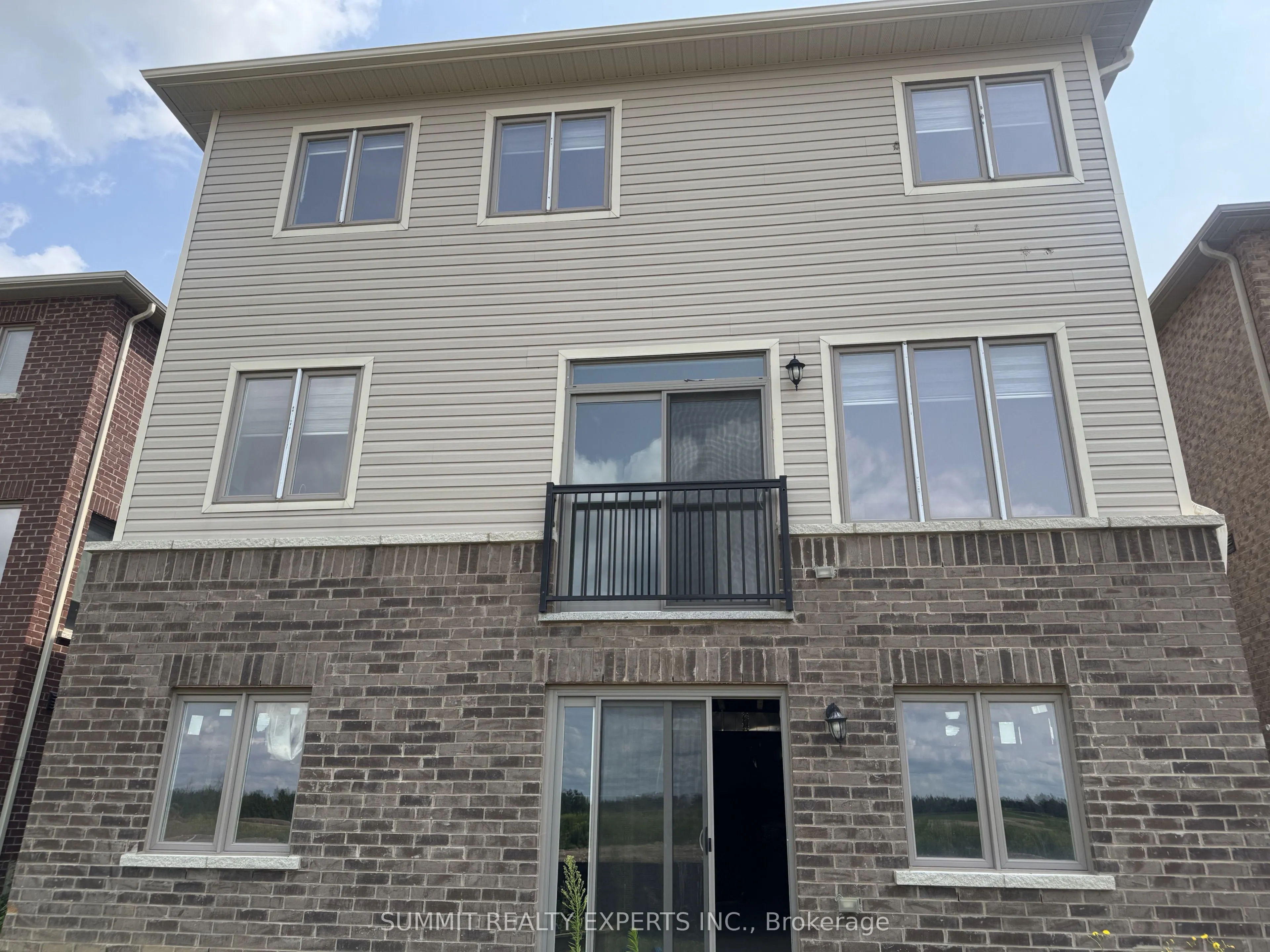 6 Mackenzie Street E