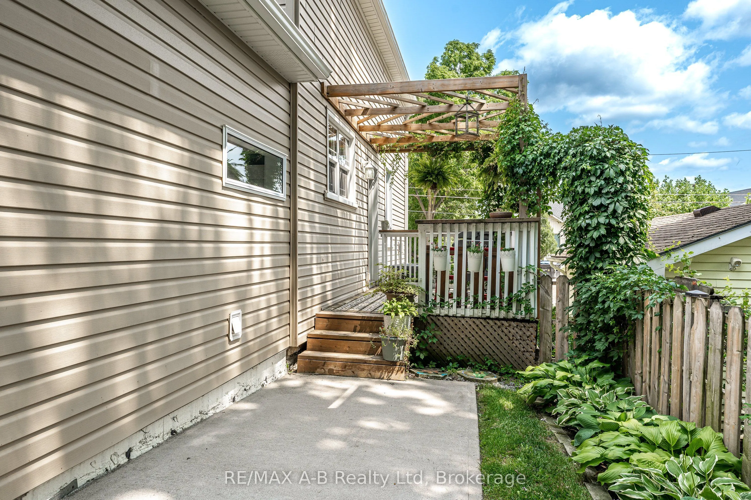 104 Ontario Street S