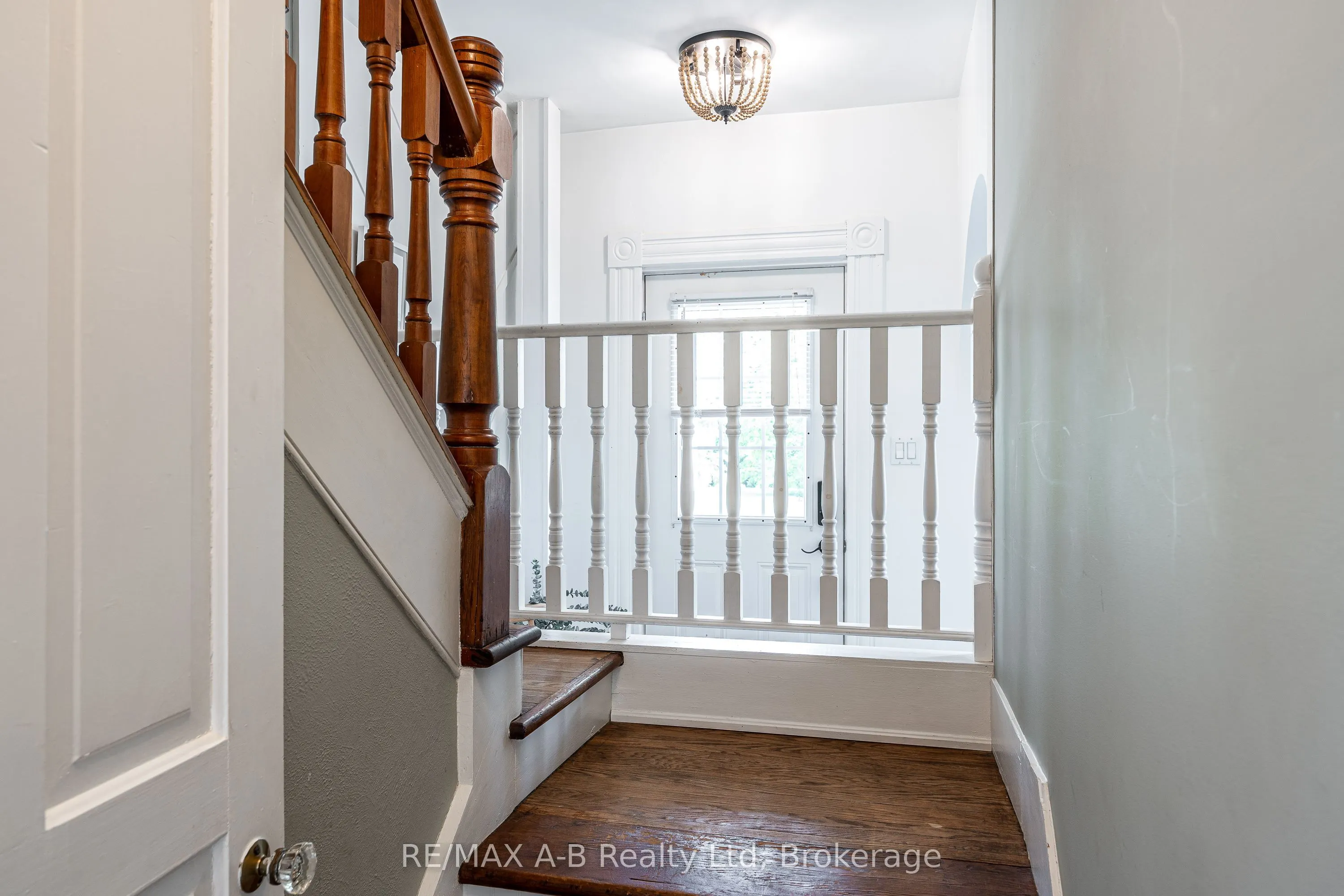 104 Ontario Street S