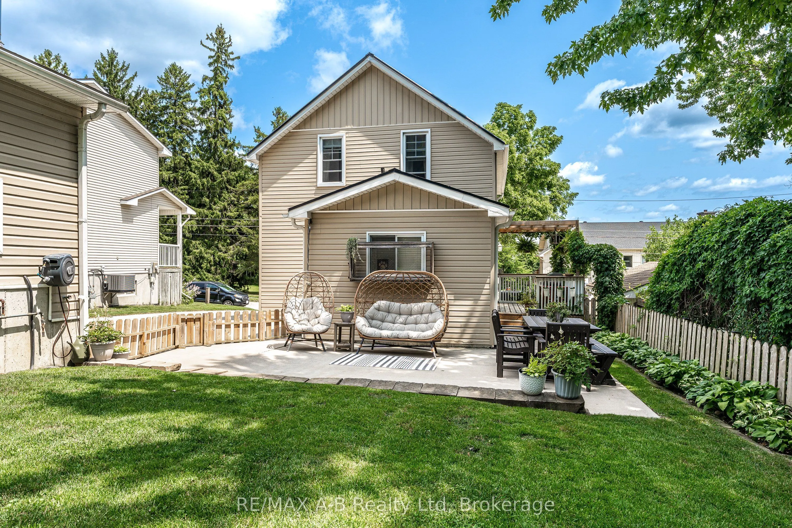 104 Ontario Street S