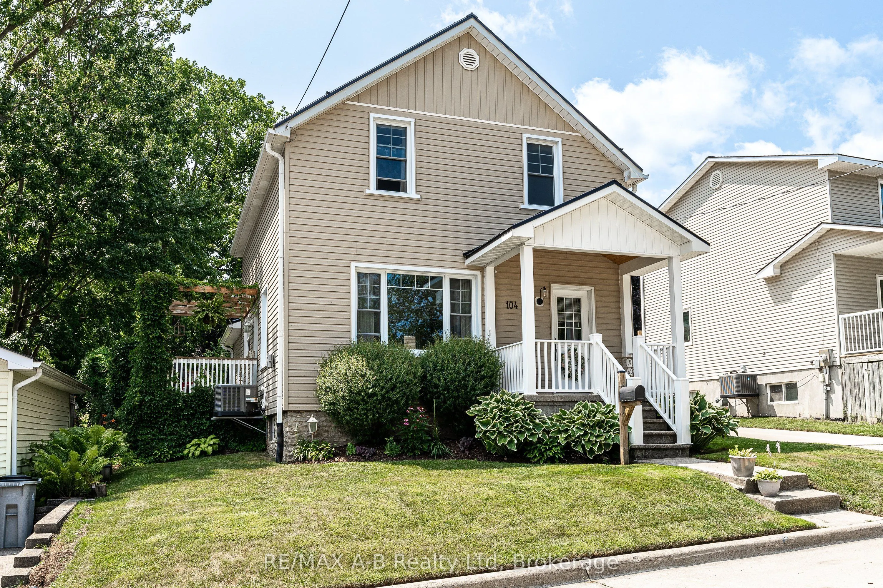 104 Ontario Street S