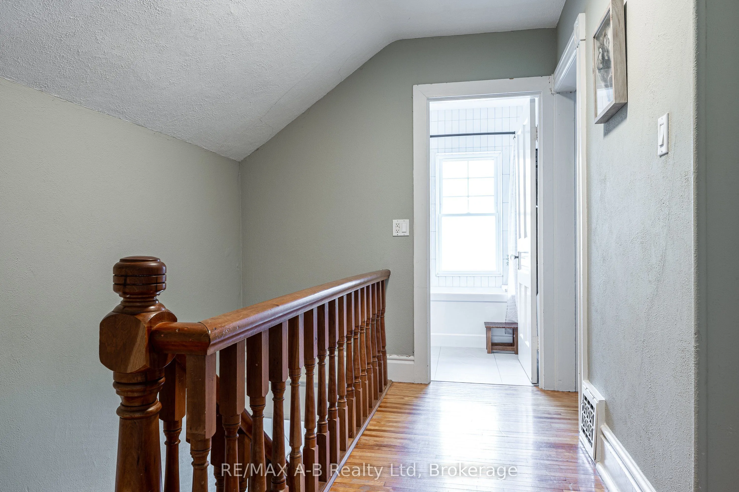 104 Ontario Street S