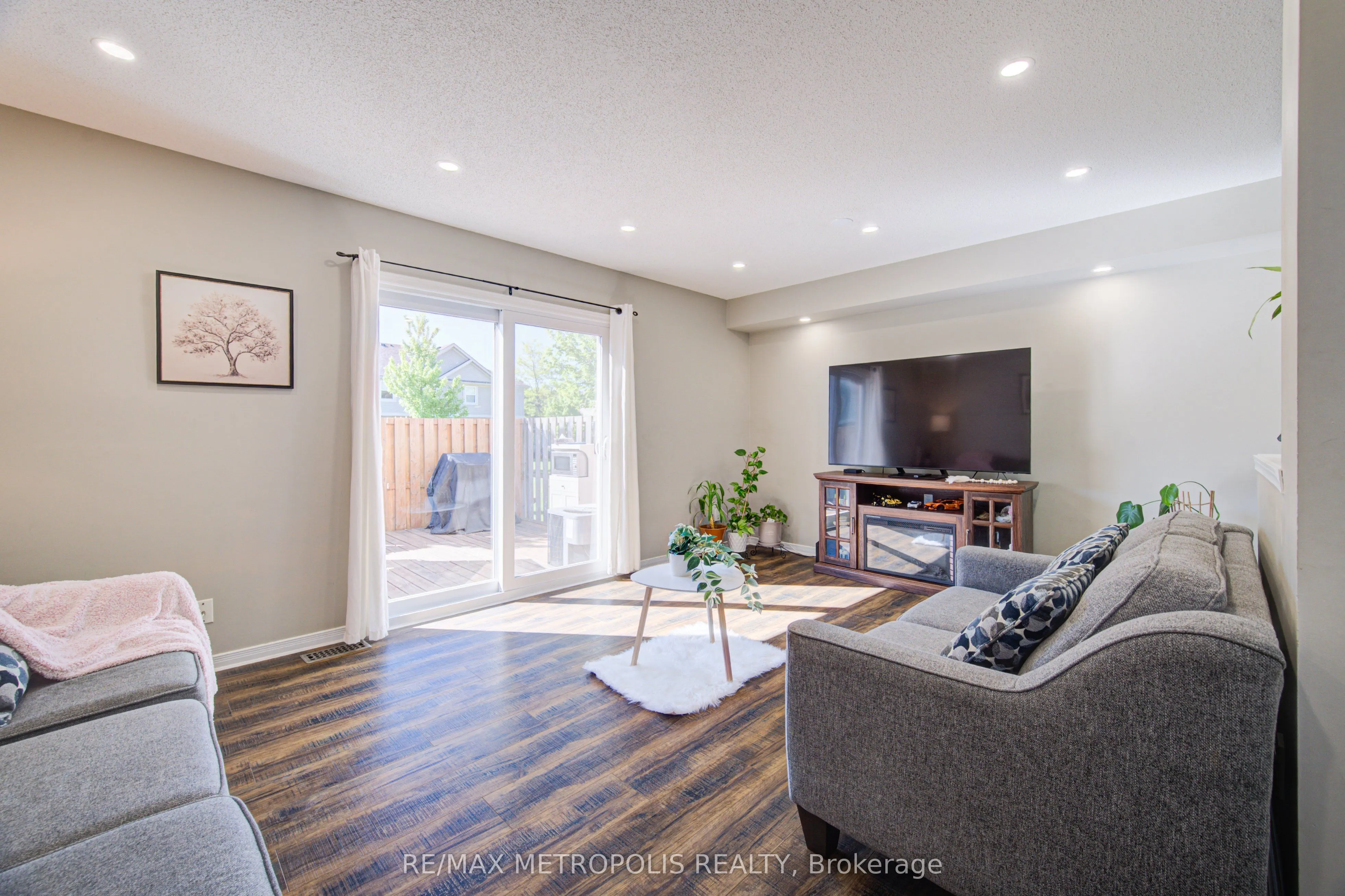 124 GOSLING Gardens #37