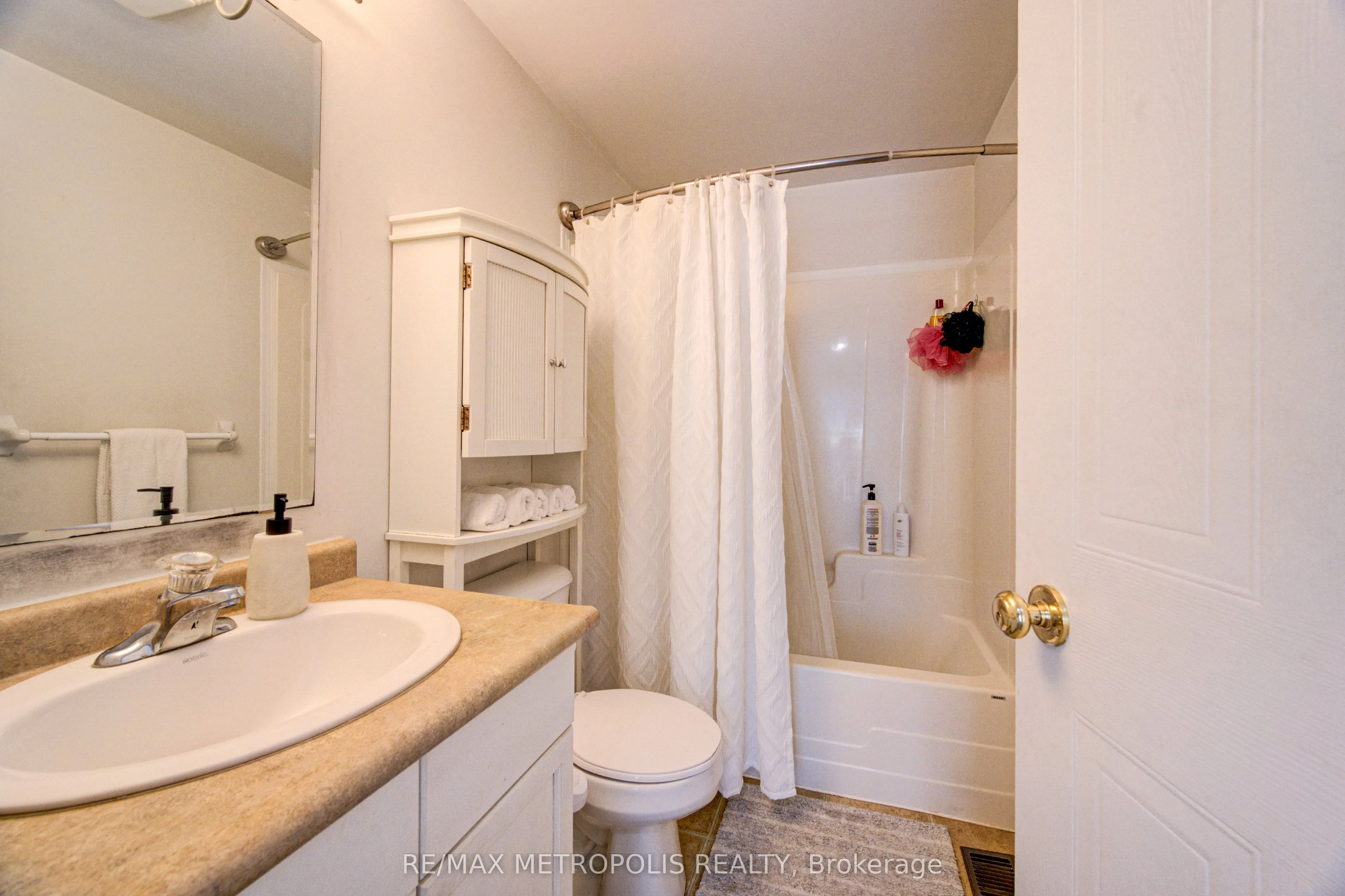 124 GOSLING Gardens #37