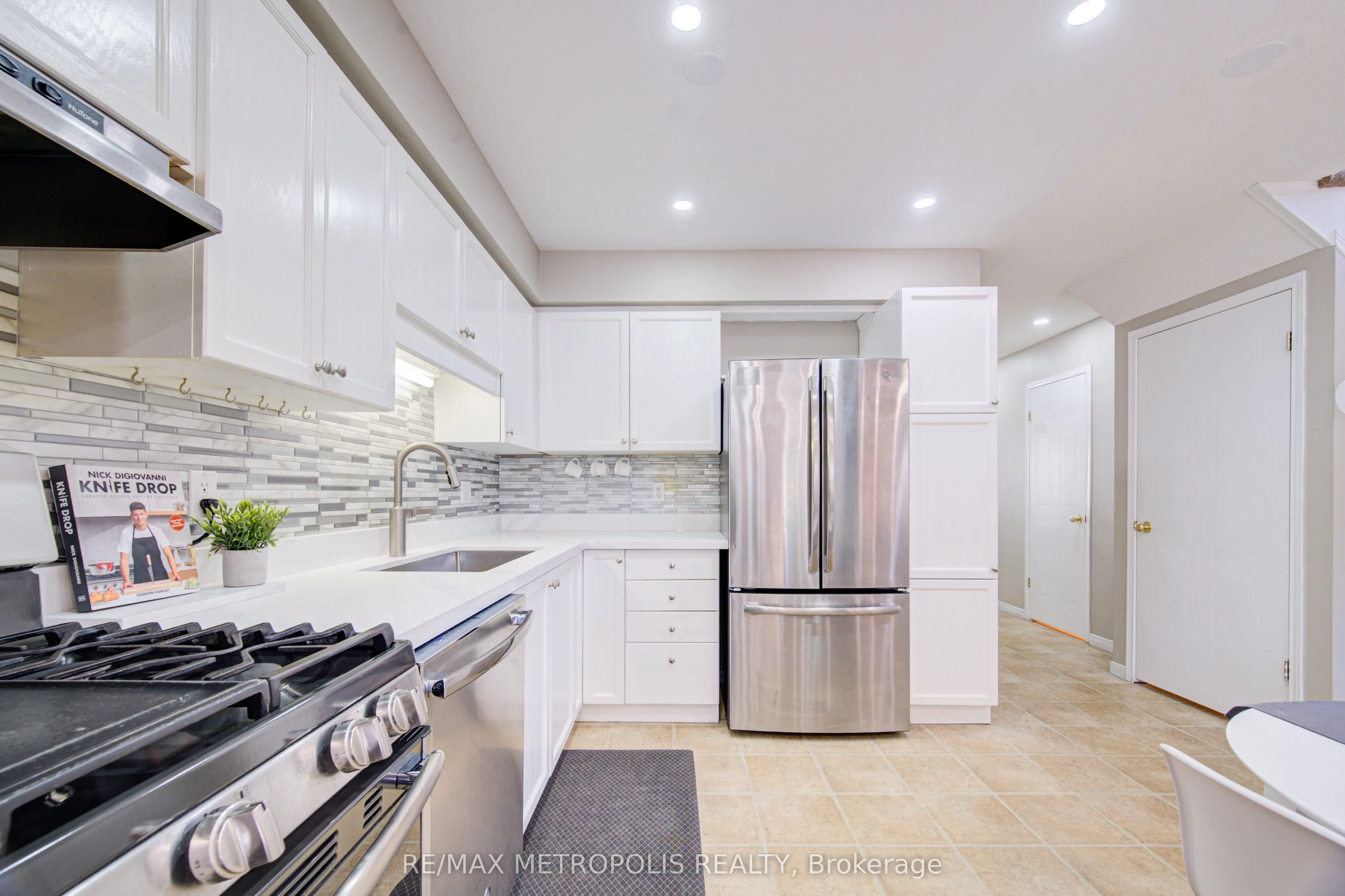 124 GOSLING Gardens #37