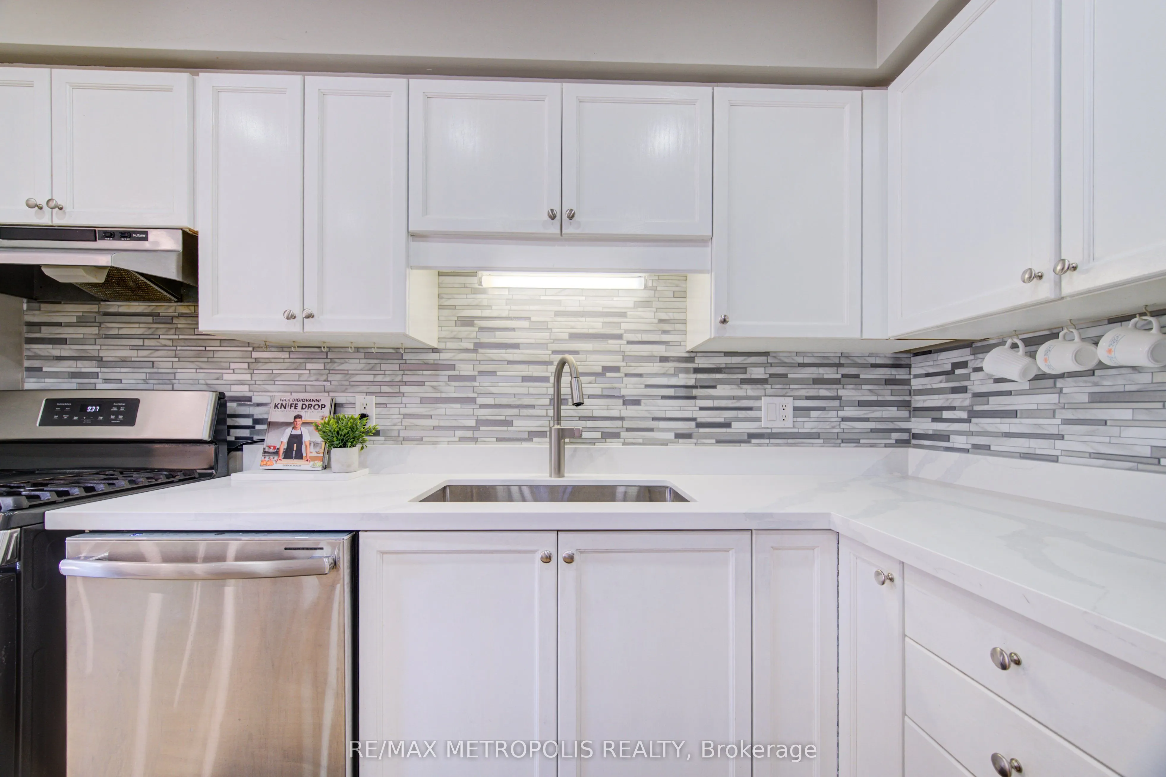 124 GOSLING Gardens #37