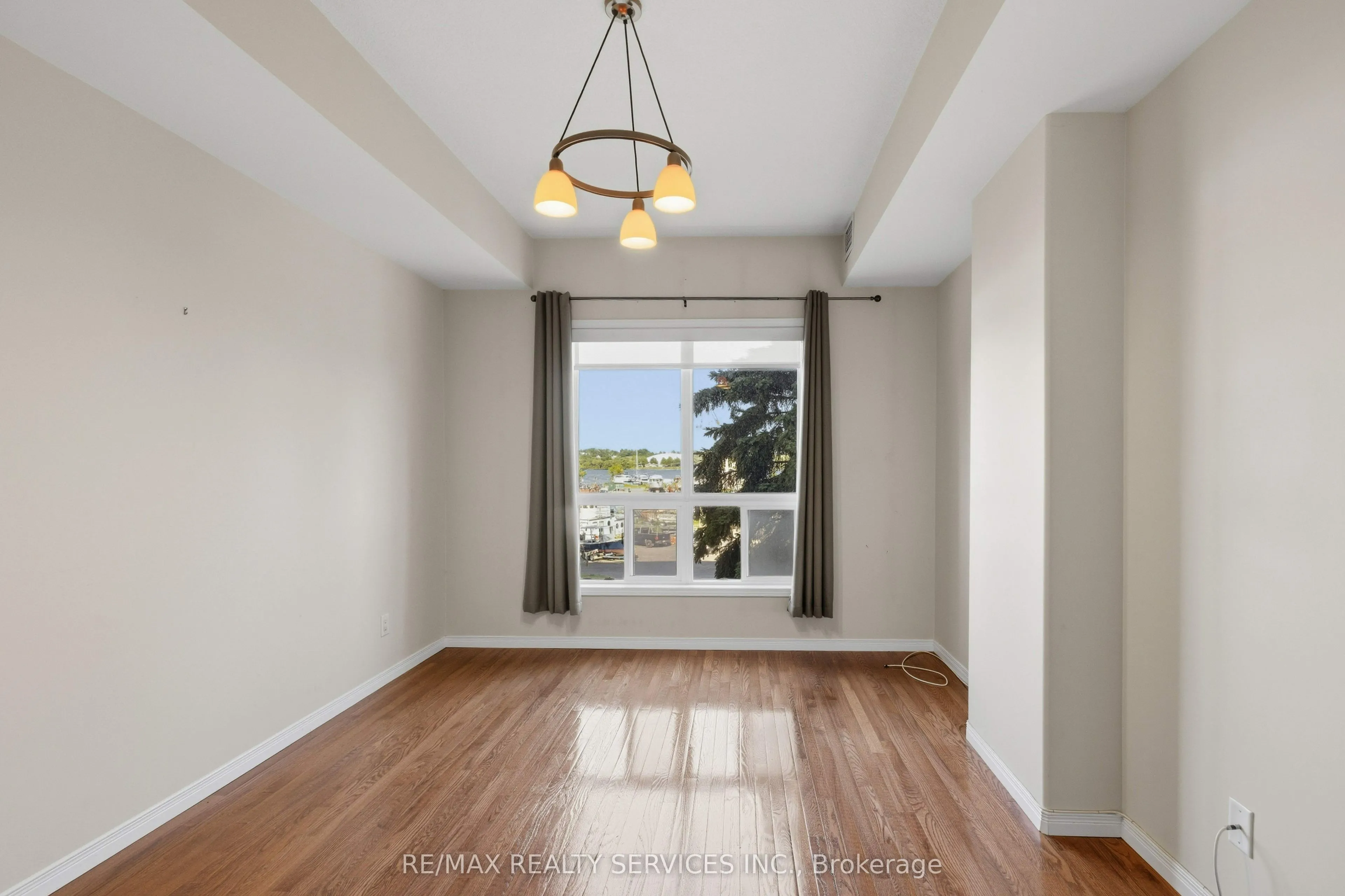 350 Wellington Street #212