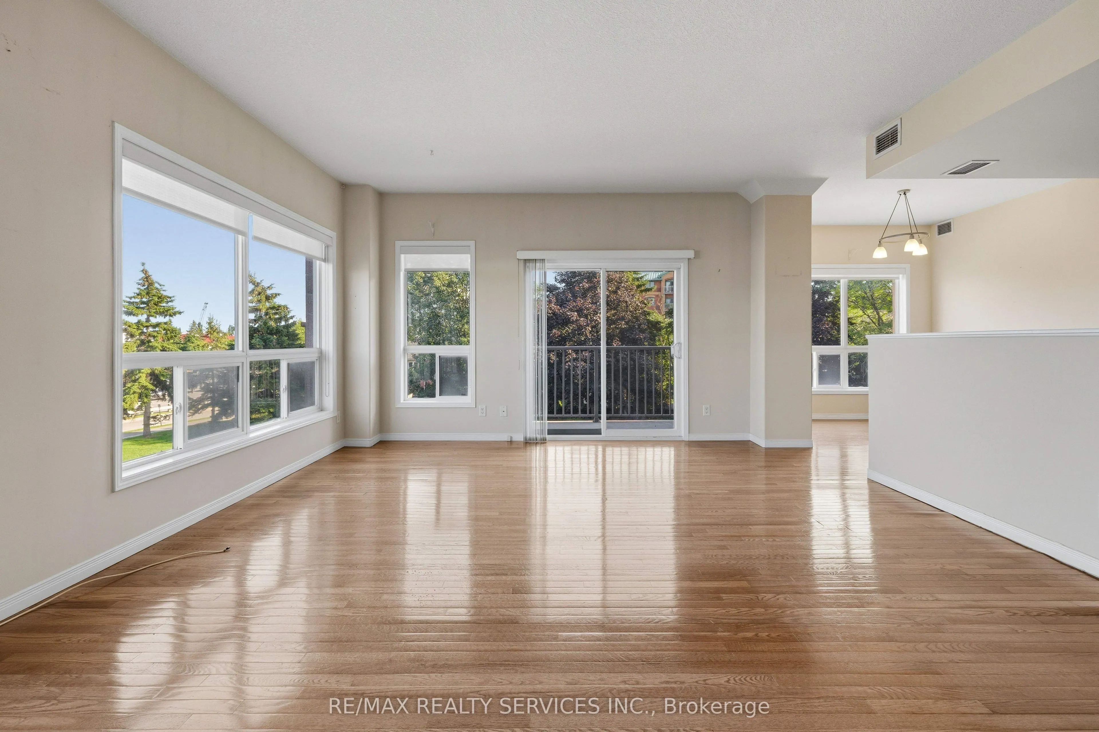 350 Wellington Street #212